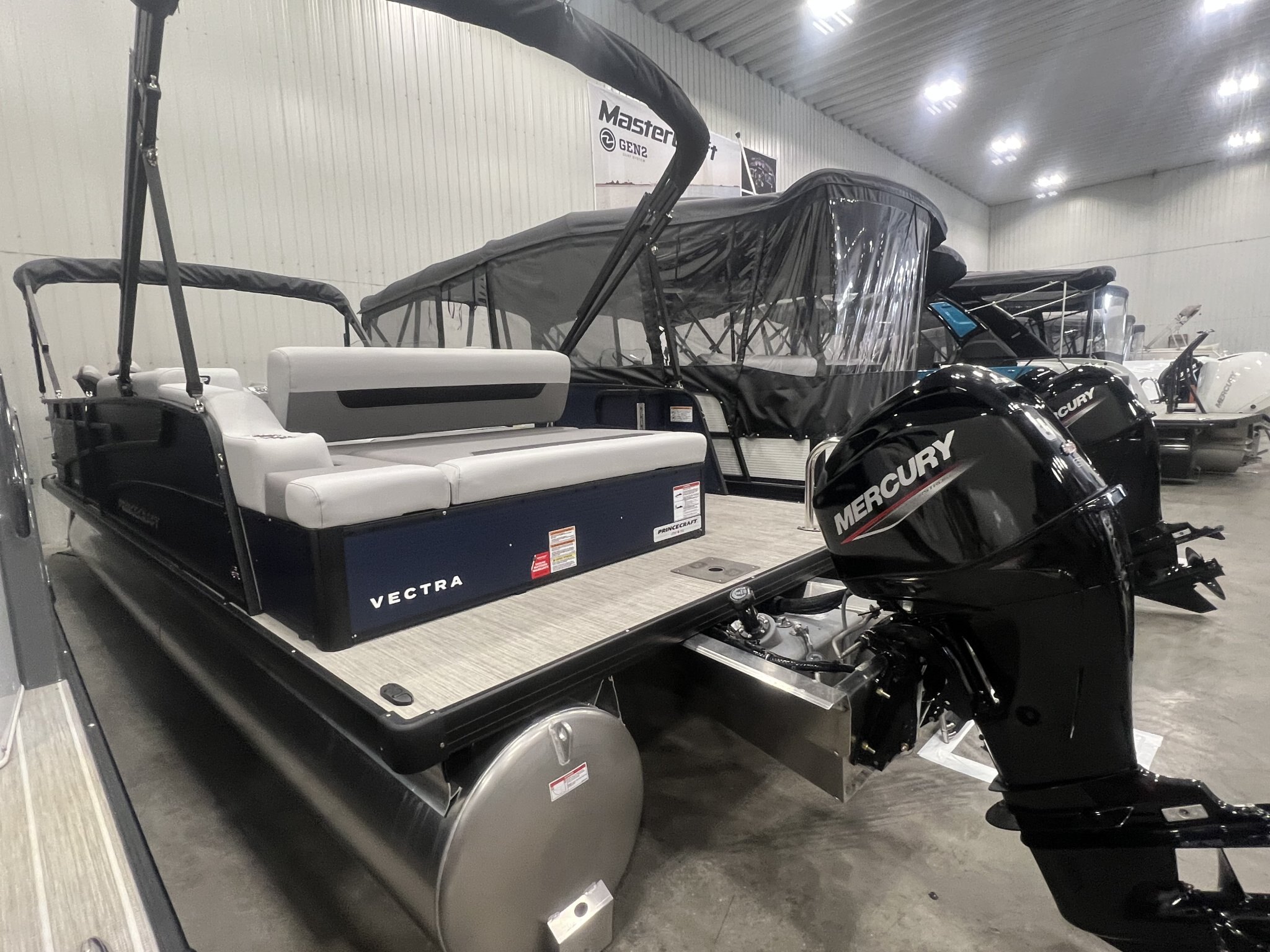 Ponton Princecraft Vectra 23RL SS 2027 Bleu Minuit, Édition Noir, Moteur Mercury 60hp, Toit Campeur, Table, Système de Sons, Sonar &+