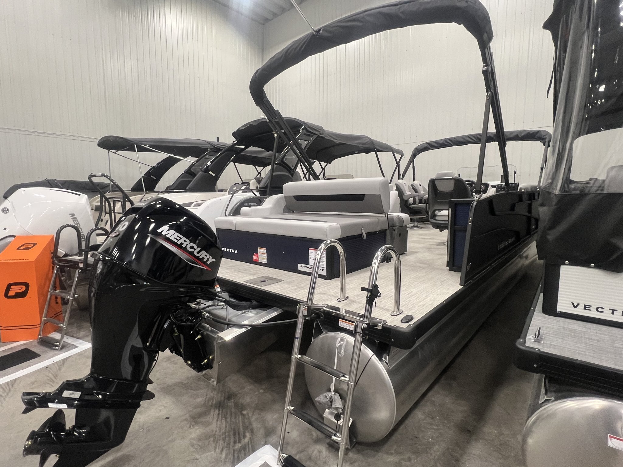 Ponton Princecraft Vectra 23RL SS 2027 Bleu Minuit, Édition Noir, Moteur Mercury 60hp, Toit Campeur, Table, Système de Sons, Sonar &+