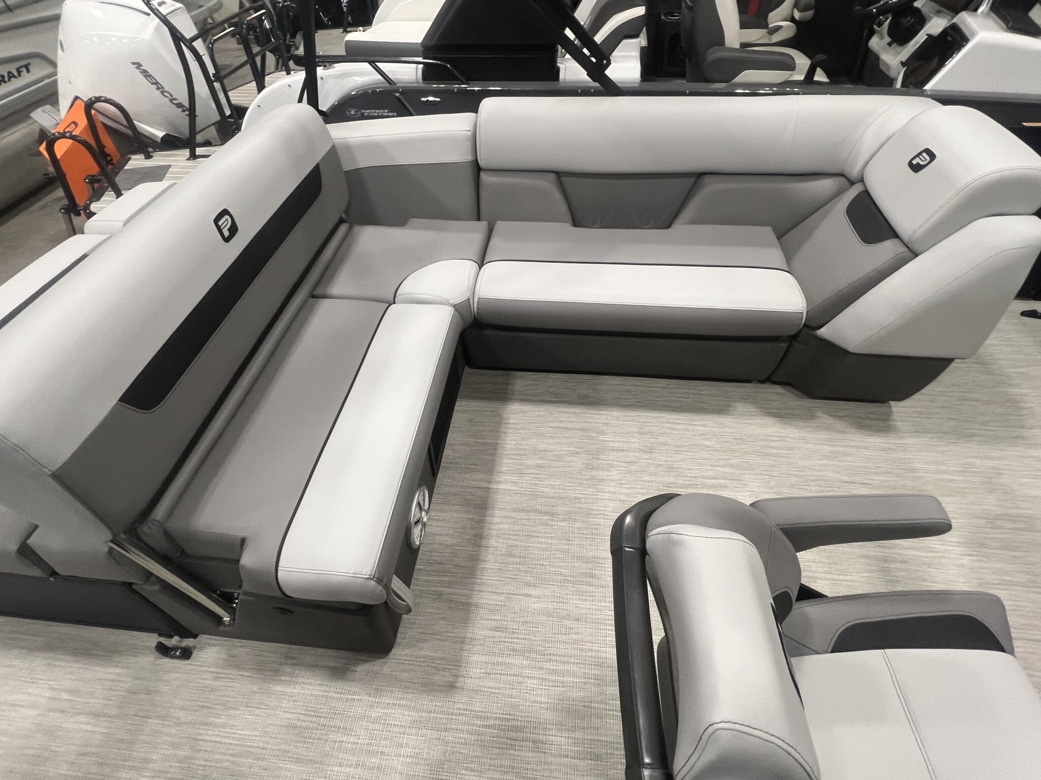 Ponton Princecraft Vectra 23RL SS 2027 Bleu Minuit, Édition Noir, Moteur Mercury 60hp, Toit Campeur, Table, Système de Sons, Sonar &+