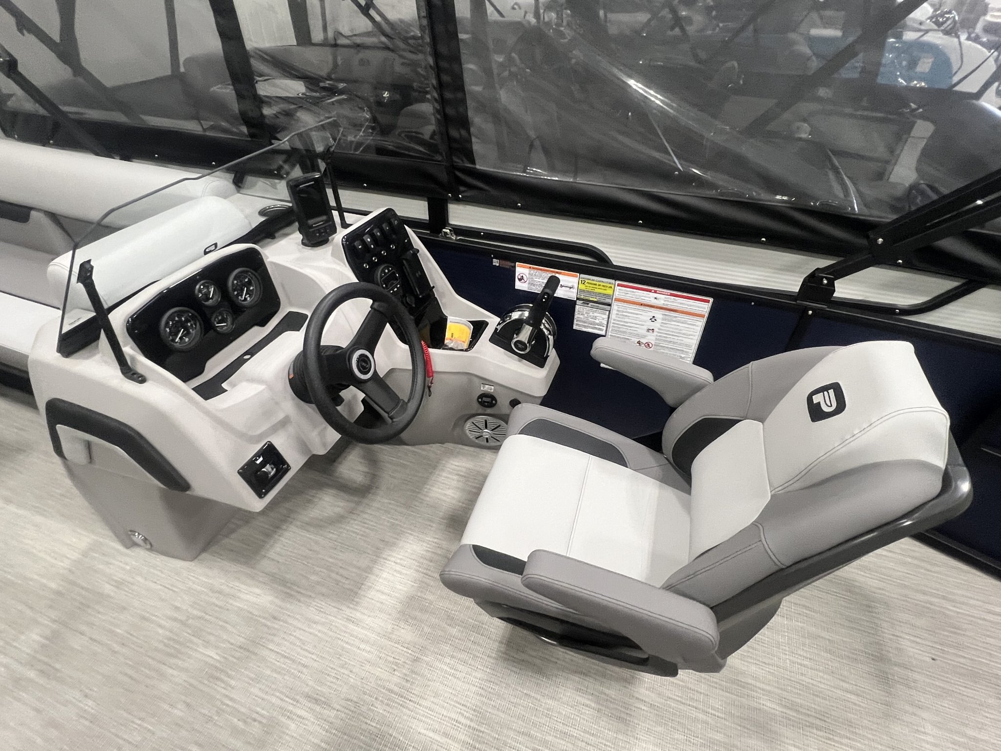 Ponton Princecraft Vectra 23RL SS 2027 Bleu Minuit, Édition Noir, Moteur Mercury 60hp, Toit Campeur, Table, Système de Sons, Sonar &+