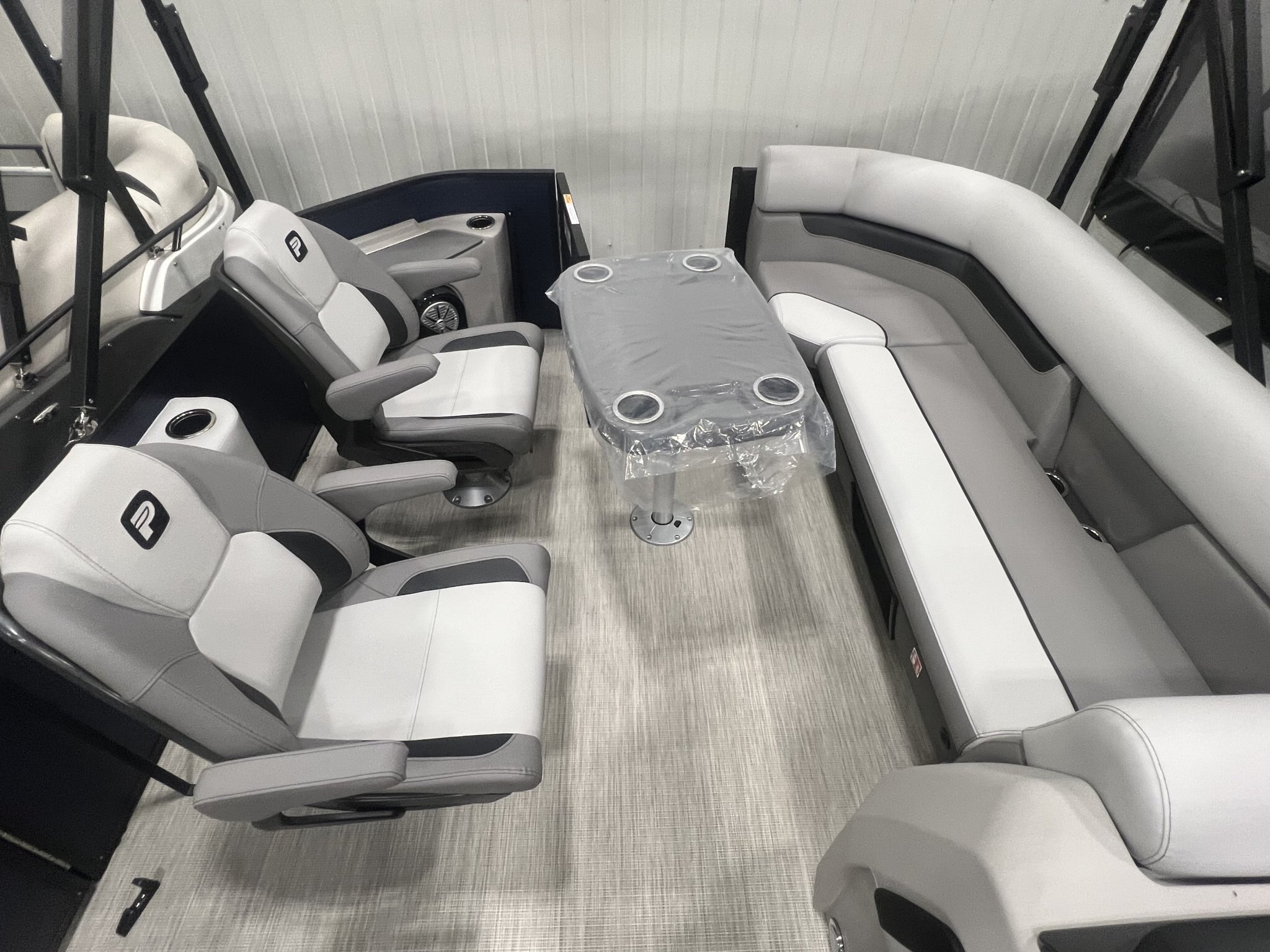 Ponton Princecraft Vectra 23RL SS 2027 Bleu Minuit, Édition Noir, Moteur Mercury 60hp, Toit Campeur, Table, Système de Sons, Sonar &+