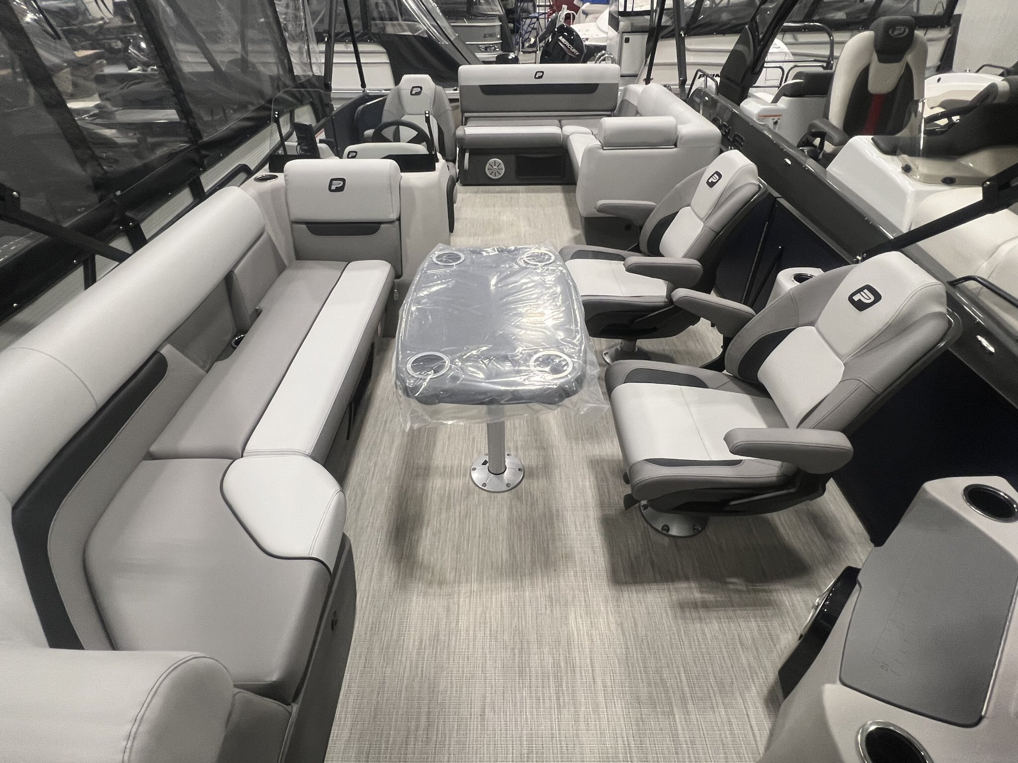 Ponton Princecraft Vectra 23RL SS 2027 Bleu Minuit, Édition Noir, Moteur Mercury 60hp, Toit Campeur, Table, Système de Sons, Sonar &+