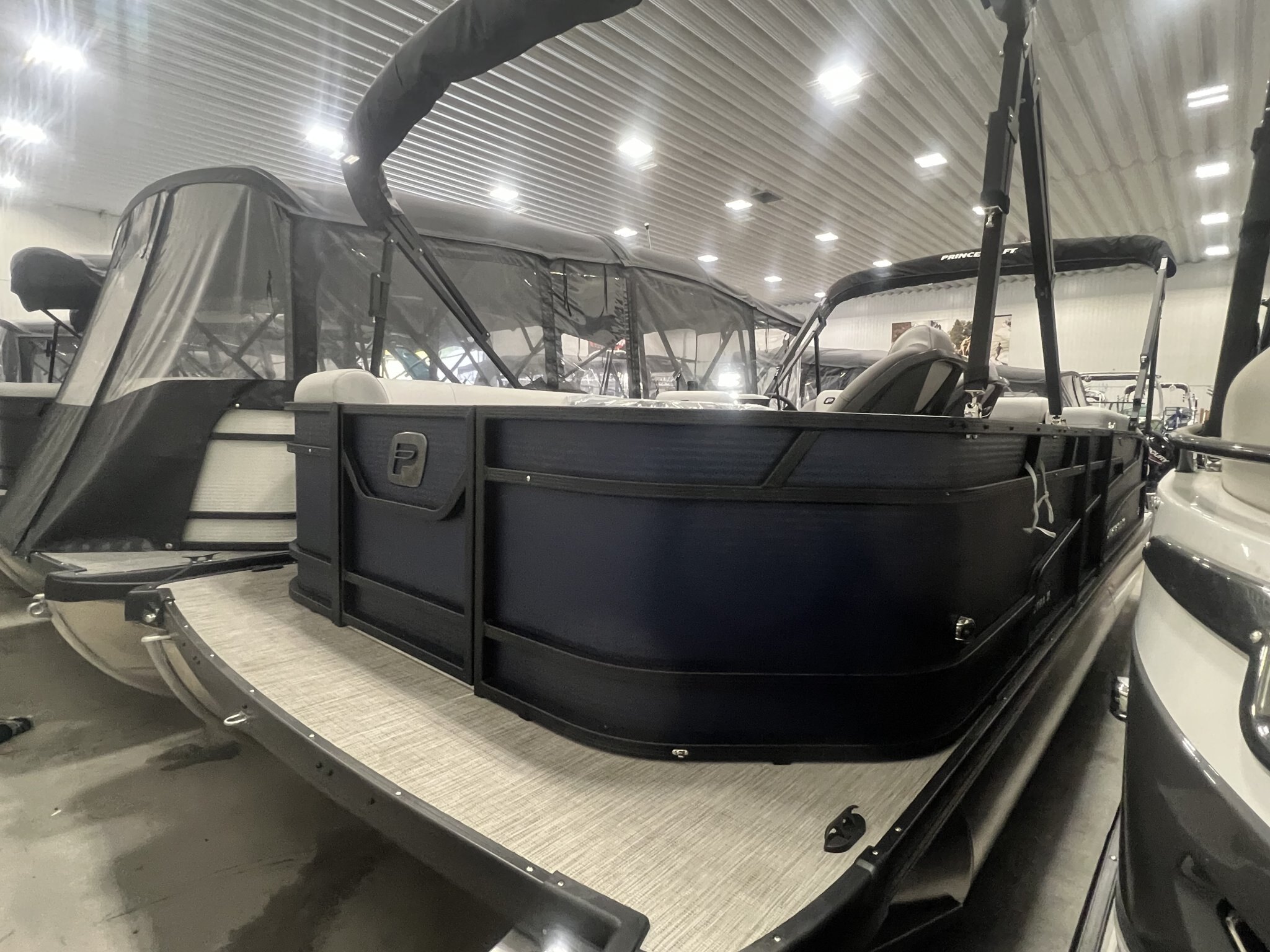 Ponton Princecraft Vectra 23RL SS 2027 Bleu Minuit, Édition Noir, Moteur Mercury 60hp, Toit Campeur, Table, Système de Sons, Sonar &+