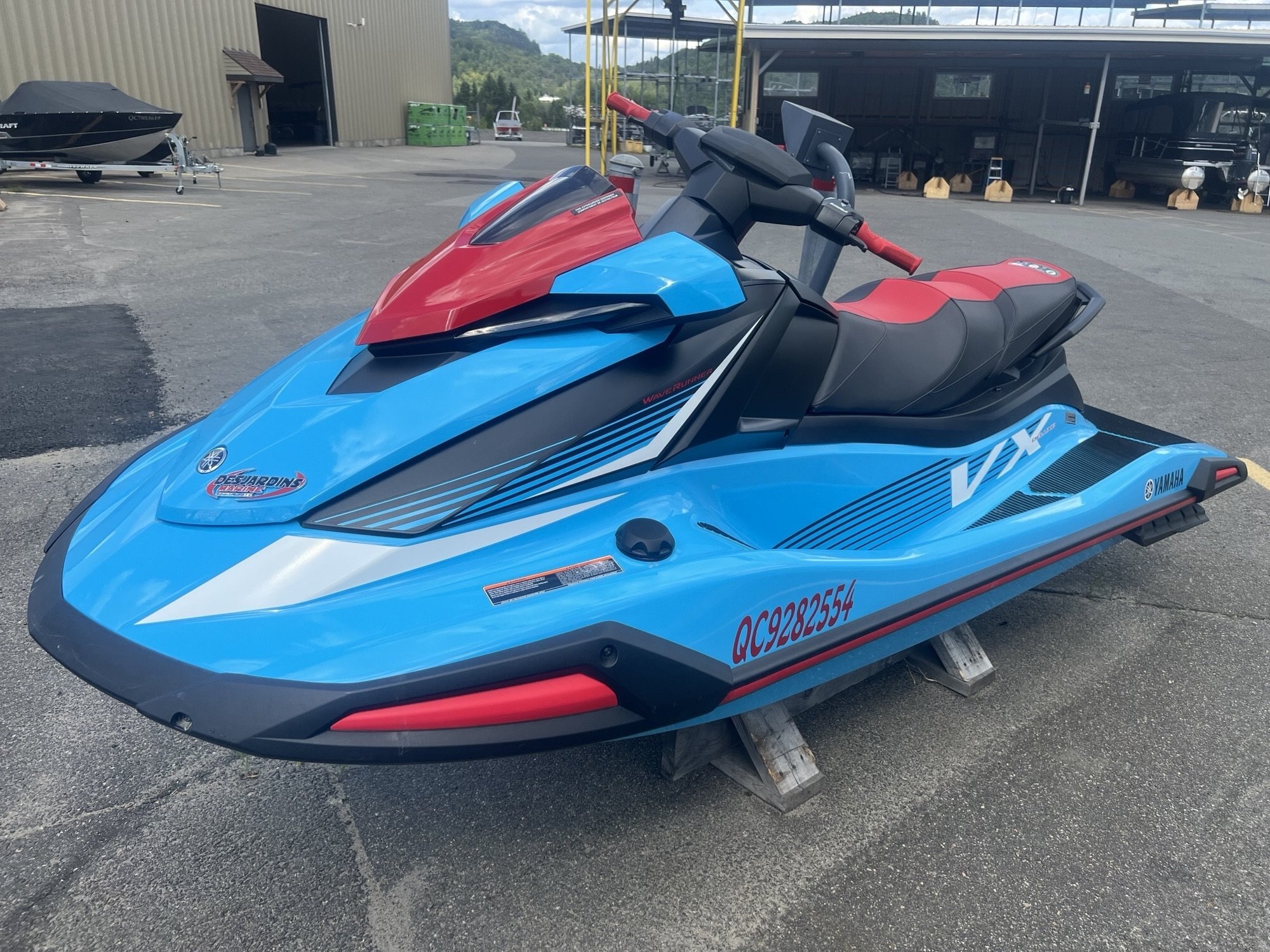 Jet-ski Yamaha Waverunner VX Deluxe 2024 bleu et rouge, 37 heures d'utilisation, housse incluse.
