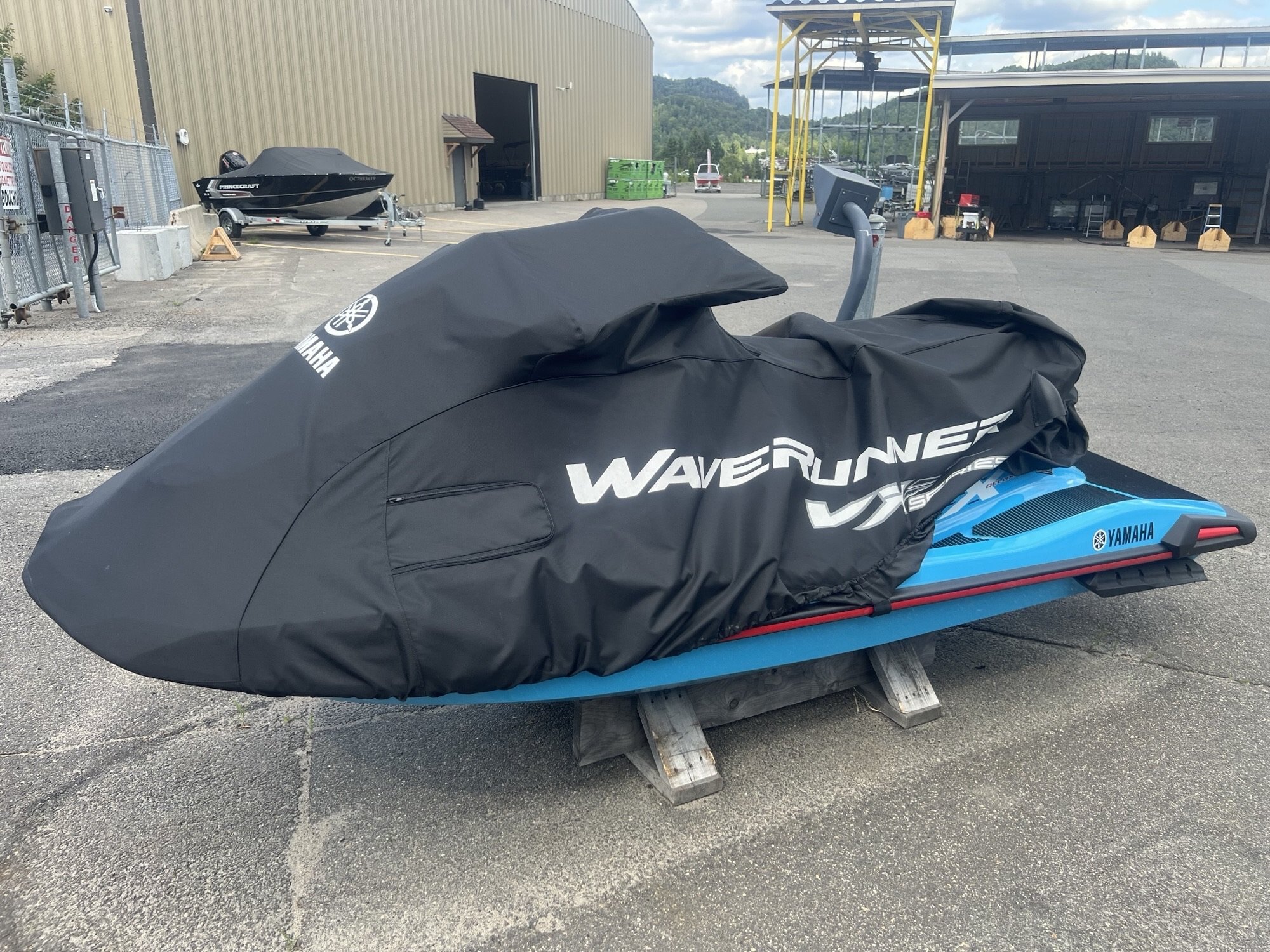 Jet-ski Yamaha Waverunner VX Deluxe 2024 bleu et rouge, 37 heures d'utilisation, housse incluse.