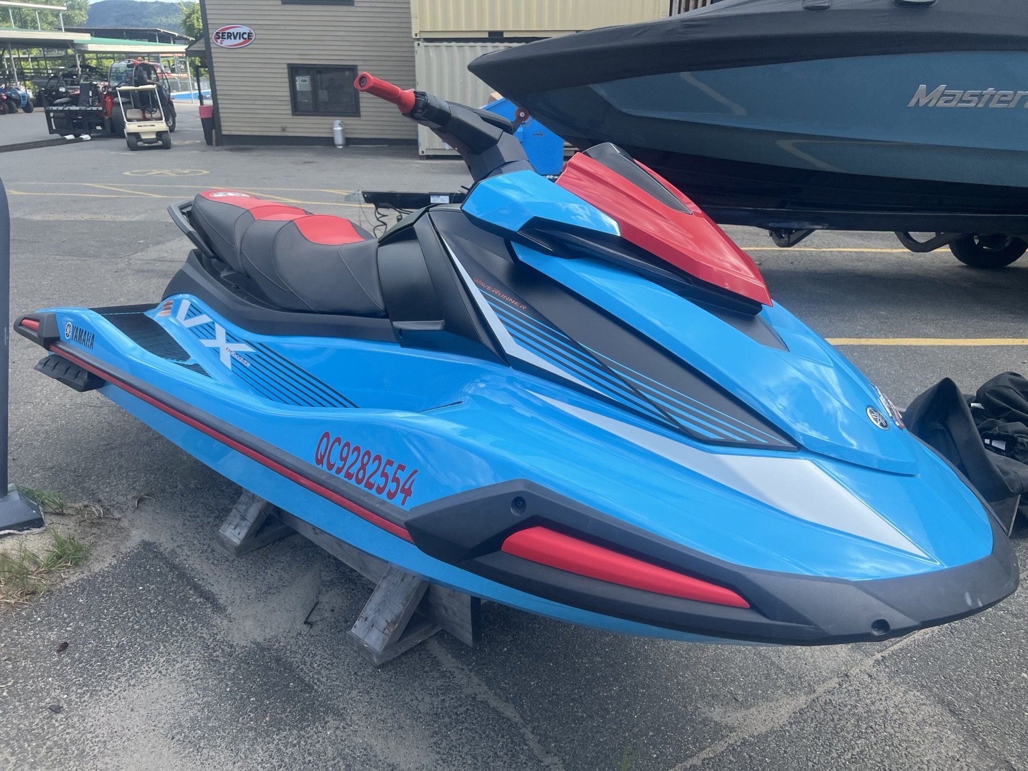 Jet-ski Yamaha Waverunner VX Deluxe 2024 bleu et rouge, 37 heures d'utilisation, housse incluse.