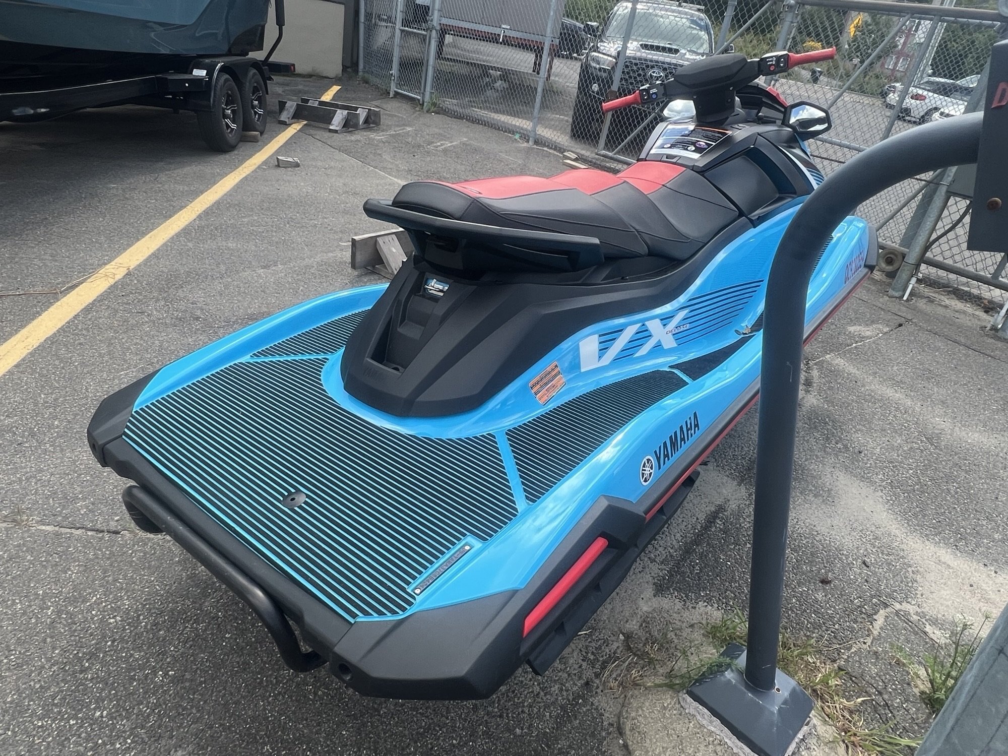 Jet-ski Yamaha Waverunner VX Deluxe 2024 bleu et rouge, 37 heures d'utilisation, housse incluse.