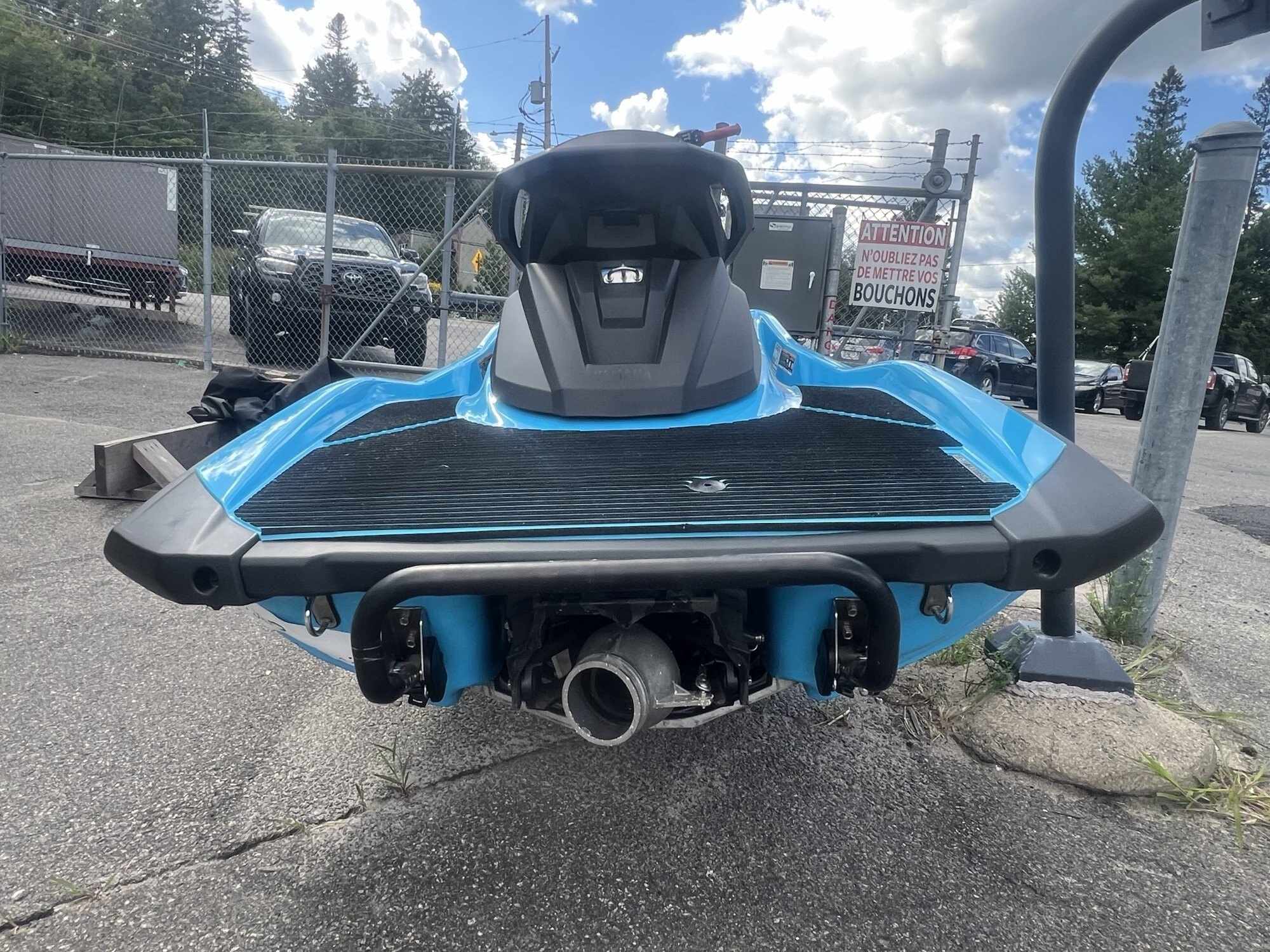 Jet-ski Yamaha Waverunner VX Deluxe 2024 bleu et rouge, 37 heures d'utilisation, housse incluse.