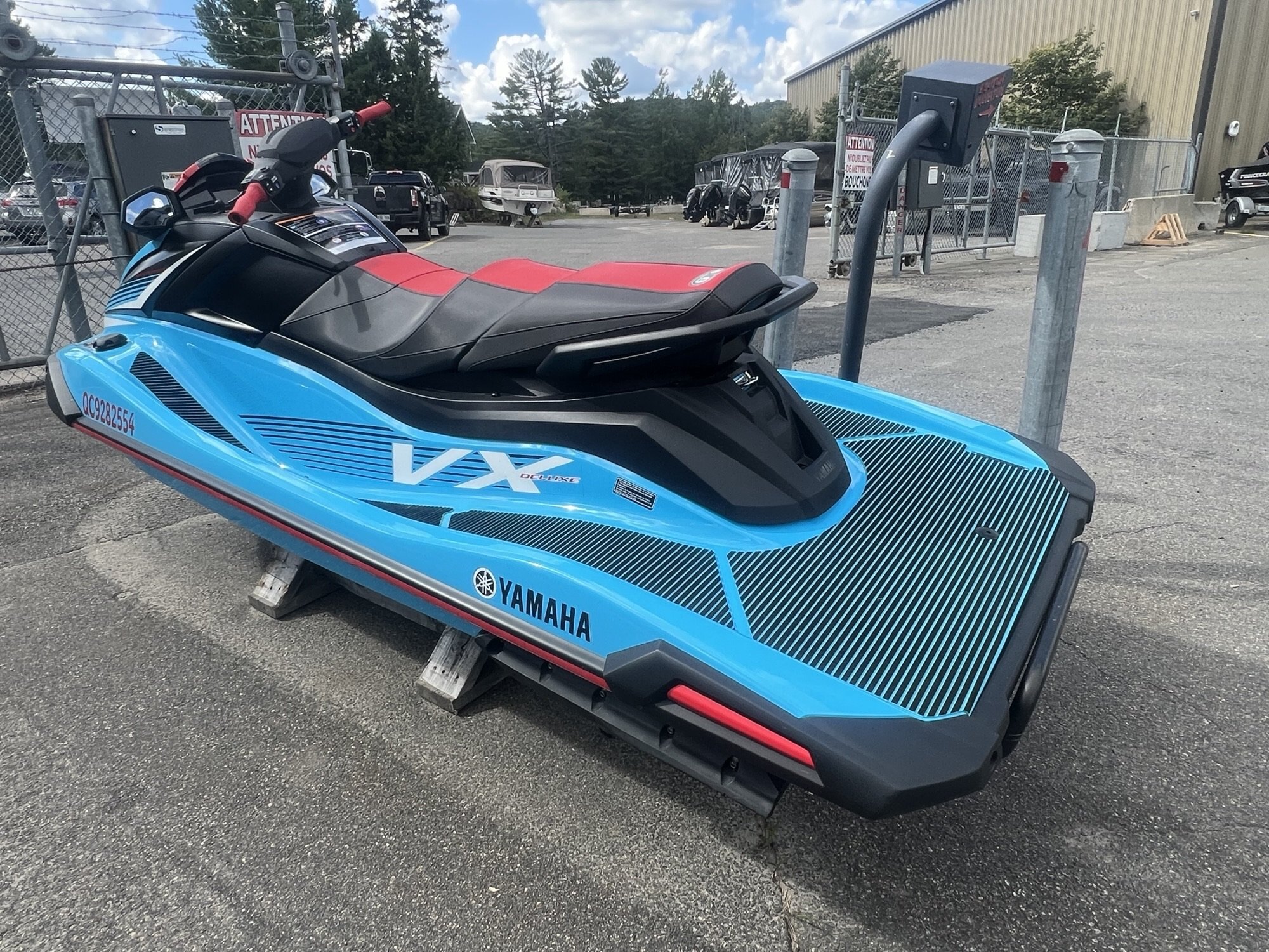 Jet-ski Yamaha Waverunner VX Deluxe 2024 bleu et rouge, 37 heures d'utilisation, housse incluse.