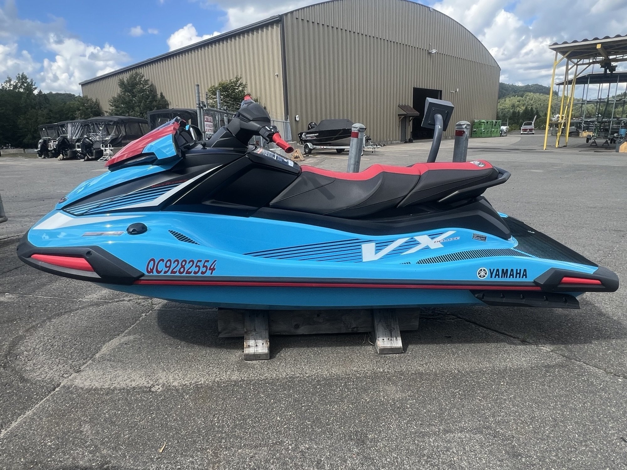 Jet-ski Yamaha Waverunner VX Deluxe 2024 bleu et rouge, 37 heures d'utilisation, housse incluse.