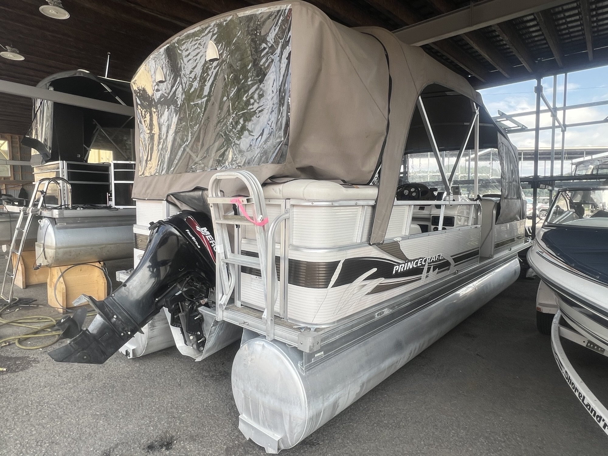 Ponton Princecraft Vantage 22 2004 Beige sur Beige Moteur Mercury 25Hp 4 temps, Toit Campeur, 2x Tables, Sonar, Système de sons et Plancher Vinyl!