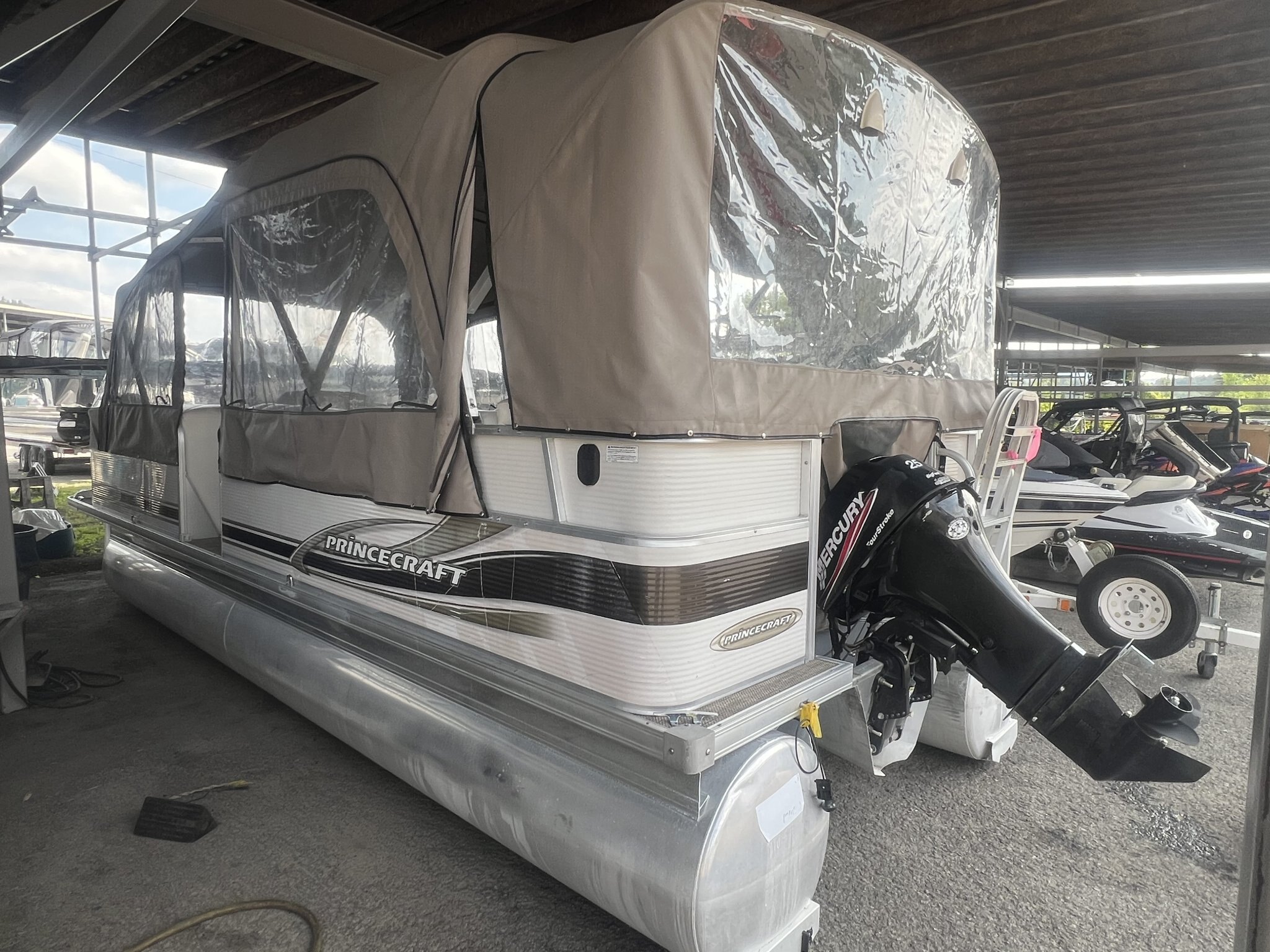 Ponton Princecraft Vantage 22 2004 Beige sur Beige Moteur Mercury 25Hp 4 temps, Toit Campeur, 2x Tables, Sonar, Système de sons et Plancher Vinyl!