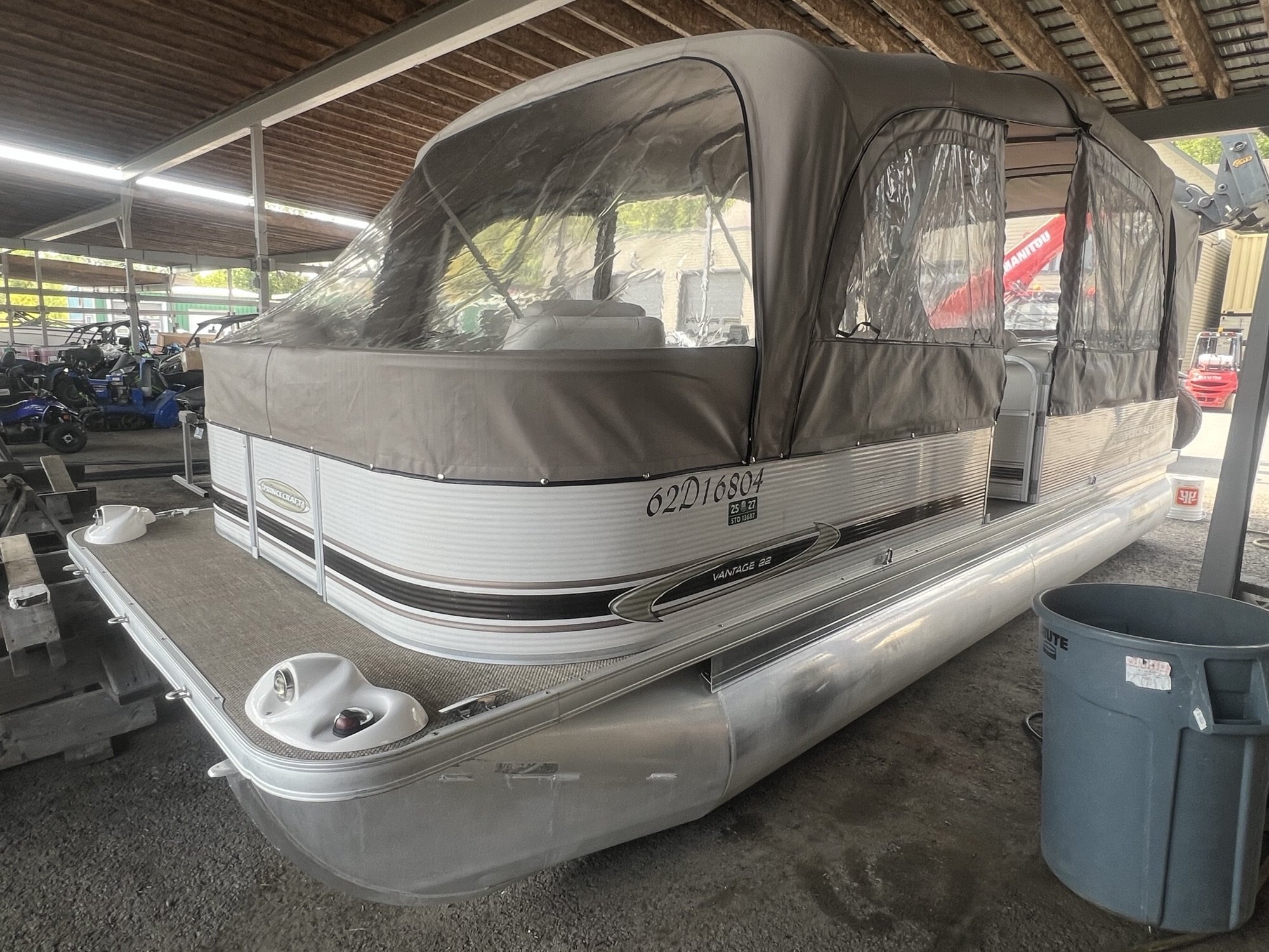 Ponton Princecraft Vantage 22 2004 Beige sur Beige Moteur Mercury 25Hp 4 temps, Toit Campeur, 2x Tables, Sonar, Système de sons et Plancher Vinyl!