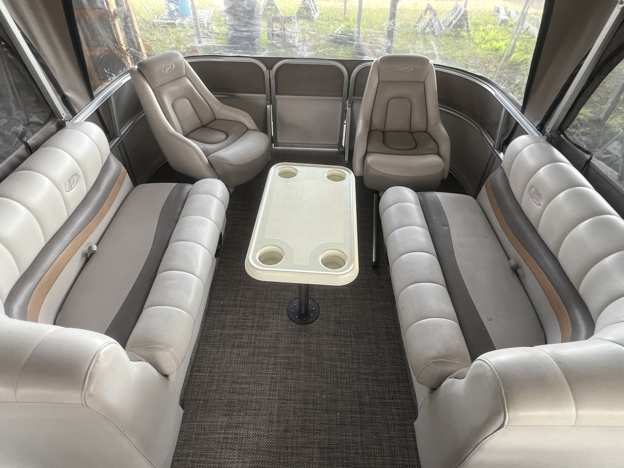 Ponton Princecraft Vantage 22 2004 Beige sur Beige Moteur Mercury 25Hp 4 temps, Toit Campeur, 2x Tables, Sonar, Système de sons et Plancher Vinyl!