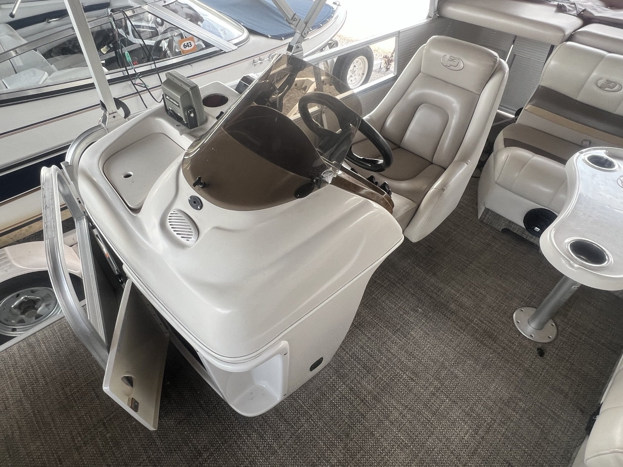Ponton Princecraft Vantage 22 2004 Beige sur Beige Moteur Mercury 25Hp 4 temps, Toit Campeur, 2x Tables, Sonar, Système de sons et Plancher Vinyl!