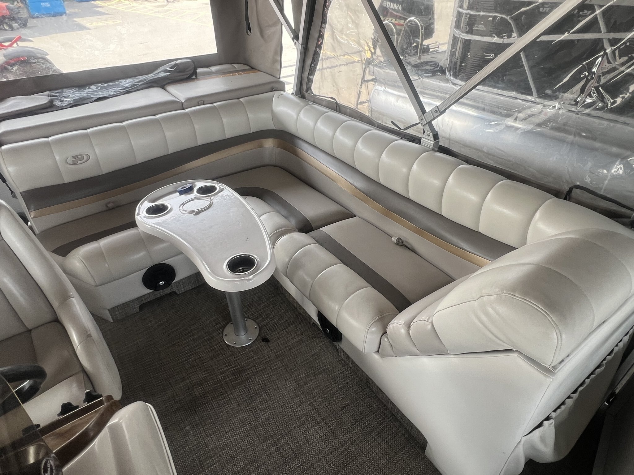 Ponton Princecraft Vantage 22 2004 Beige sur Beige Moteur Mercury 25Hp 4 temps, Toit Campeur, 2x Tables, Sonar, Système de sons et Plancher Vinyl!