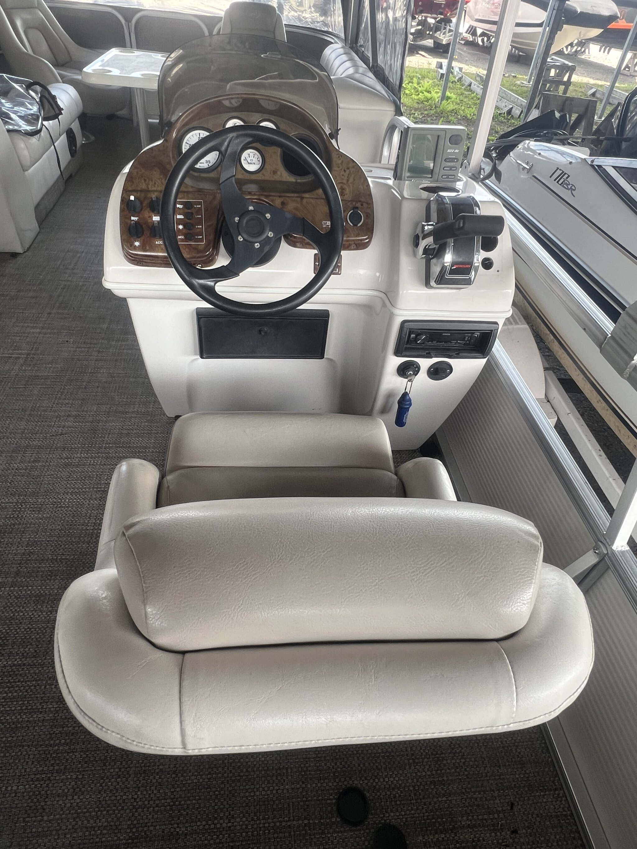 Ponton Princecraft Vantage 22 2004 Beige sur Beige Moteur Mercury 25Hp 4 temps, Toit Campeur, 2x Tables, Sonar, Système de sons et Plancher Vinyl!