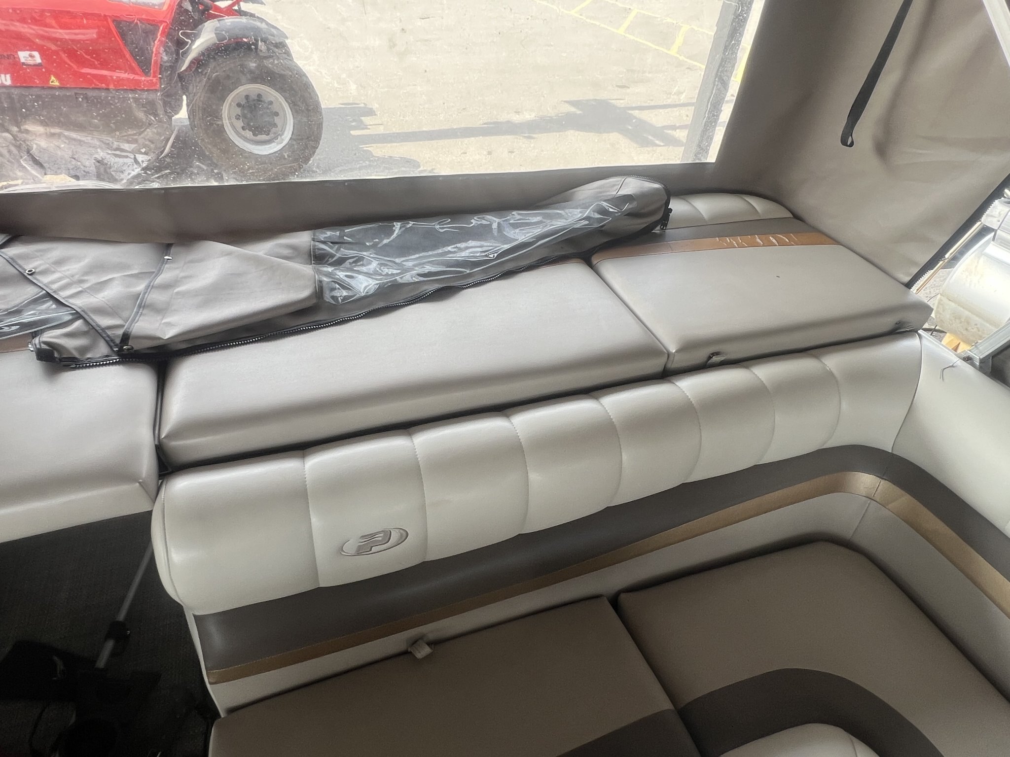 Ponton Princecraft Vantage 22 2004 Beige sur Beige Moteur Mercury 25Hp 4 temps, Toit Campeur, 2x Tables, Sonar, Système de sons et Plancher Vinyl!