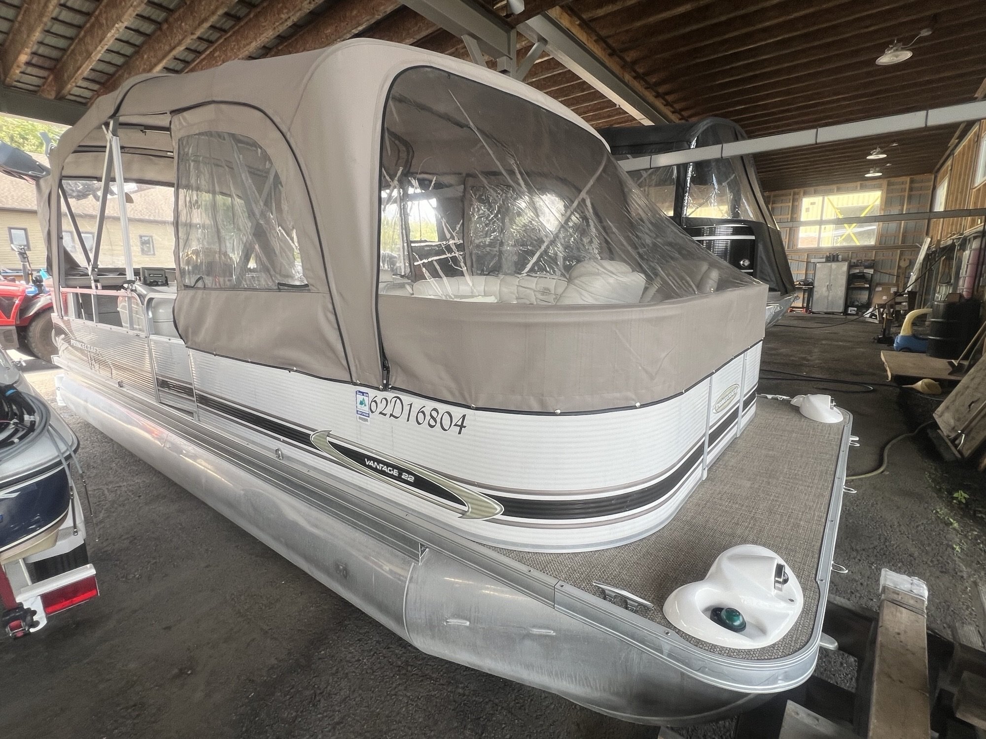 Ponton Princecraft Vantage 22 2004 Beige sur Beige Moteur Mercury 25Hp 4 temps, Toit Campeur, 2x Tables, Sonar, Système de sons et Plancher Vinyl!