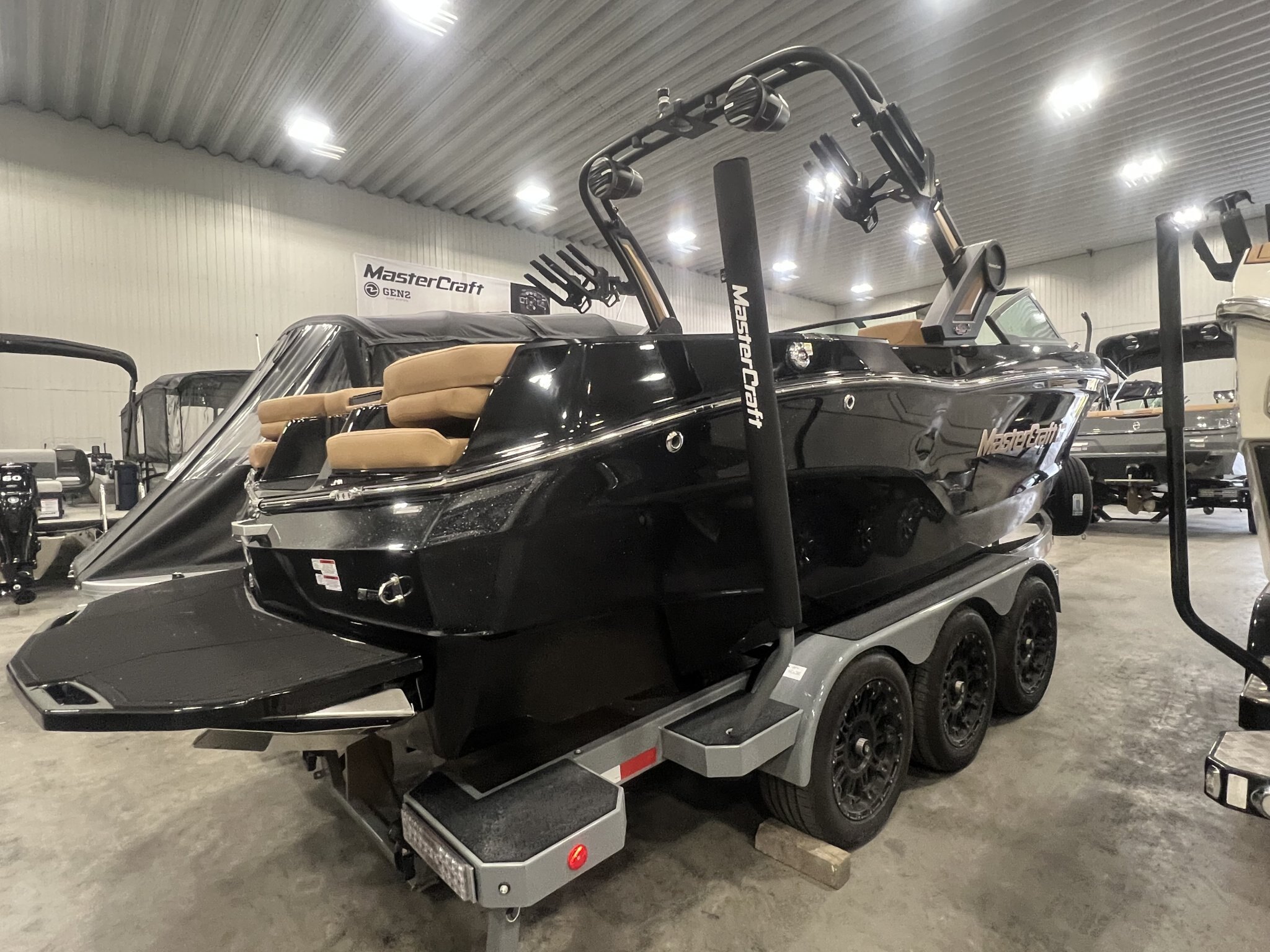 Bateau Mastercraft XT23 2027 Noir sur Tan, Moteur Ilmor 5.3l SurfStar, Complèment Équipé pour le Wakesurf!