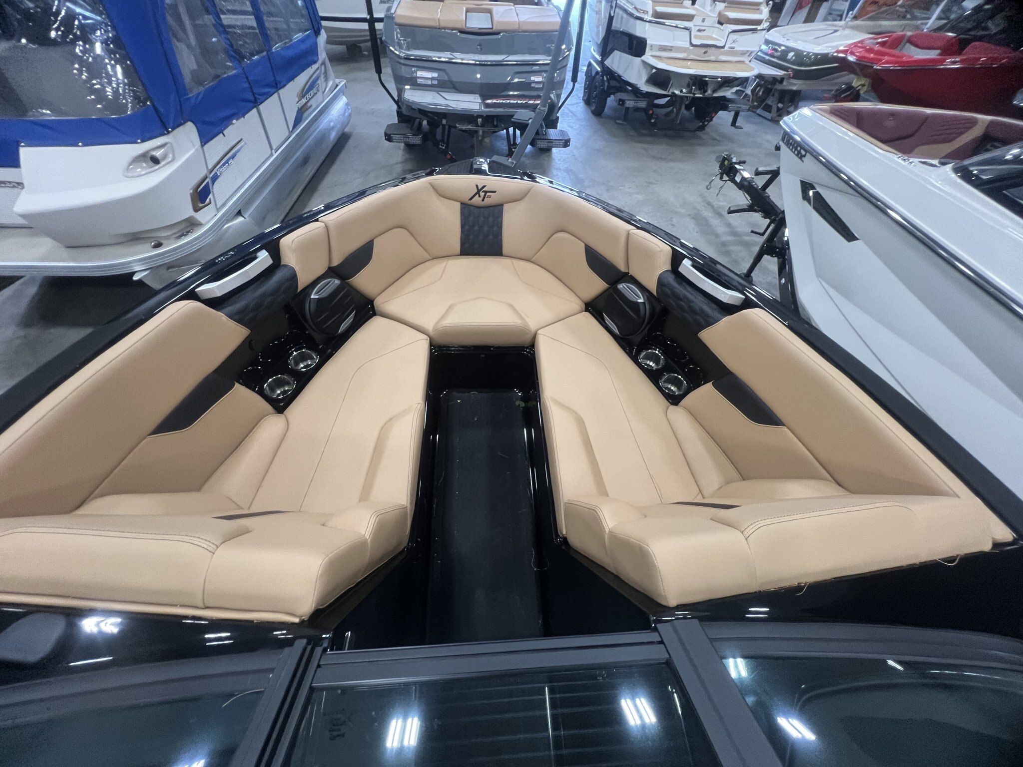 Bateau Mastercraft XT23 2027 Noir sur Tan, Moteur Ilmor 5.3l SurfStar, Complèment Équipé pour le Wakesurf!