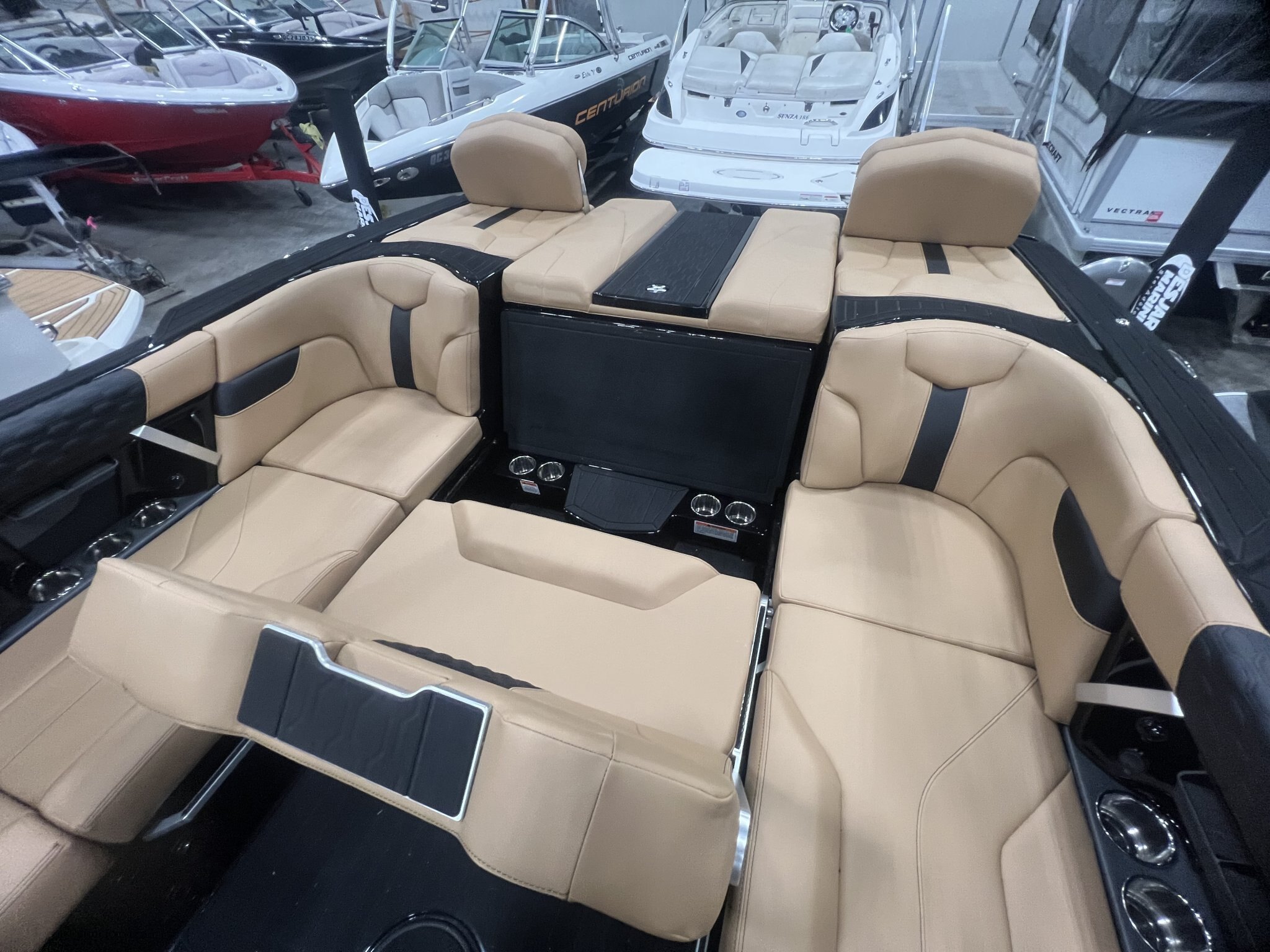 Bateau Mastercraft XT23 2027 Noir sur Tan, Moteur Ilmor 5.3l SurfStar, Complèment Équipé pour le Wakesurf!