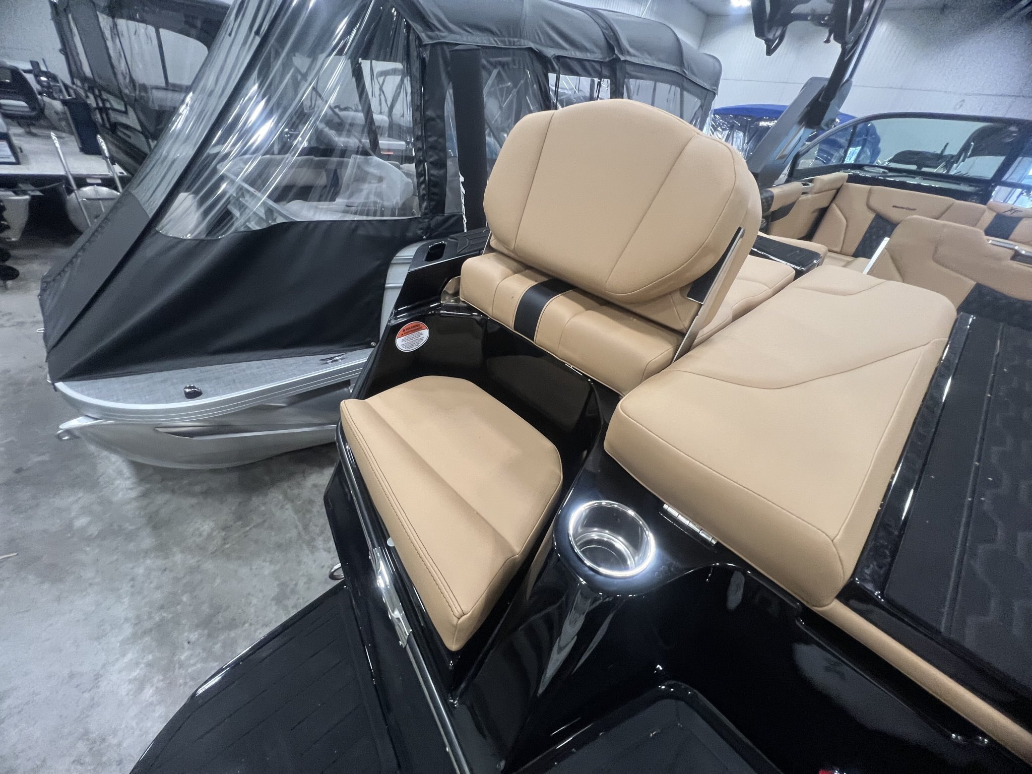 Bateau Mastercraft XT23 2027 Noir sur Tan, Moteur Ilmor 5.3l SurfStar, Complèment Équipé pour le Wakesurf!