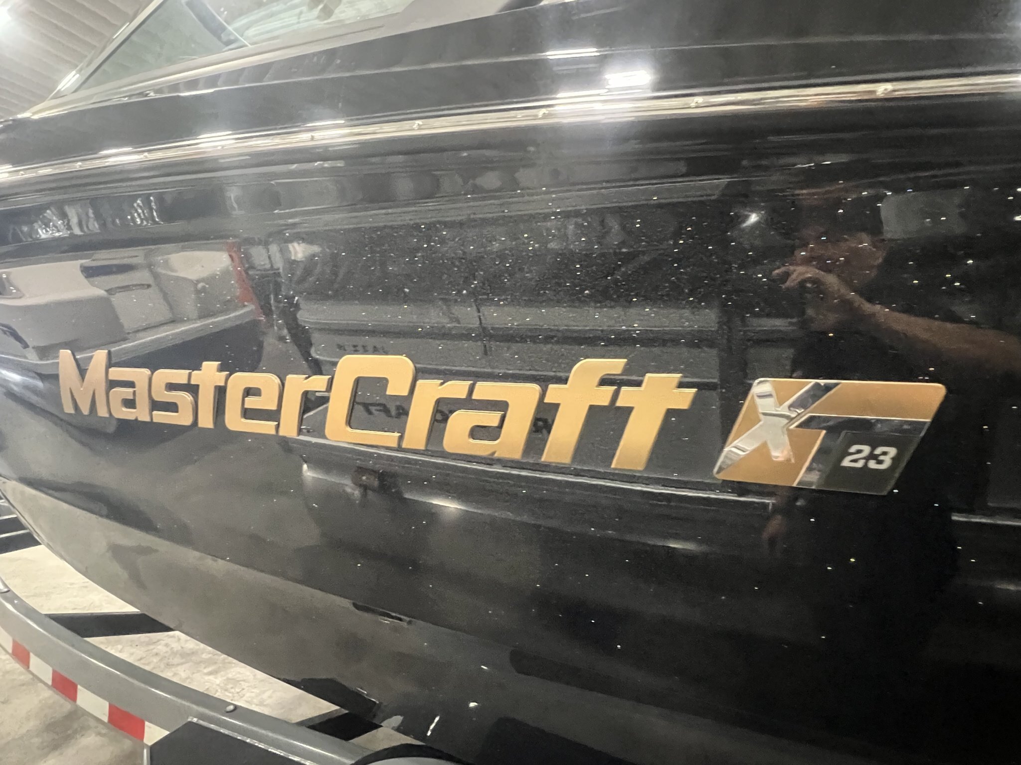 Bateau Mastercraft XT23 2027 Noir sur Tan, Moteur Ilmor 5.3l SurfStar, Complèment Équipé pour le Wakesurf!