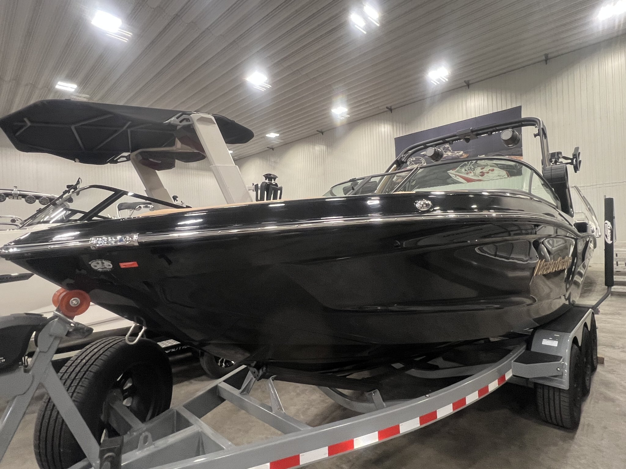 Bateau Mastercraft XT23 2027 Noir sur Tan, Moteur Ilmor 5.3l SurfStar, Complèment Équipé pour le Wakesurf!