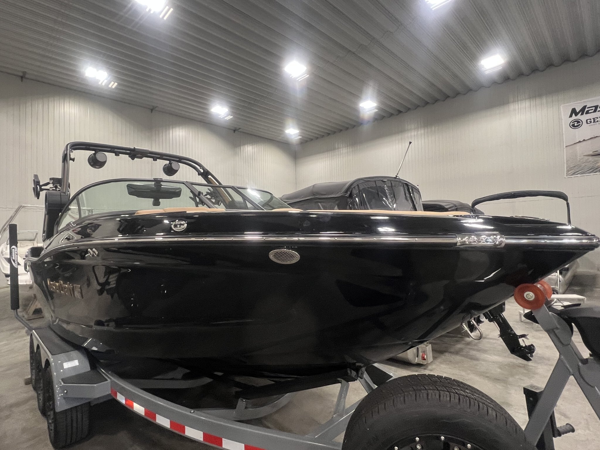 Bateau Mastercraft XT23 2027 Noir sur Tan, Moteur Ilmor 5.3l SurfStar, Complèment Équipé pour le Wakesurf!