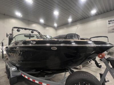 Bateau Mastercraft XT23 2027 Noir sur Tan, Moteur Ilmor 5.3l SurfStar, Complèment Équipé pour le Wakesurf!