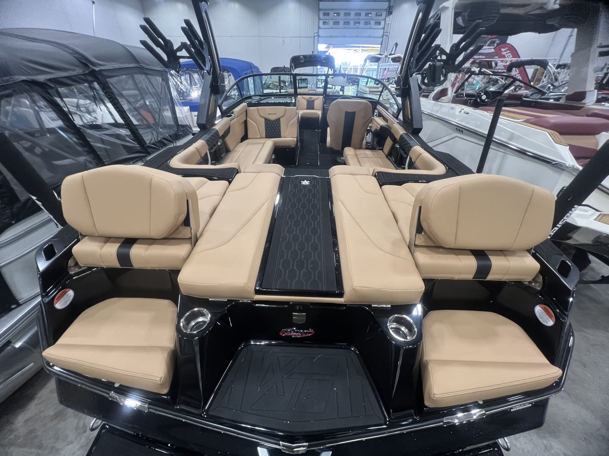 Bateau Mastercraft XT23 2027 Noir sur Tan, Moteur Ilmor 5.3l SurfStar, Complèment Équipé pour le Wakesurf!