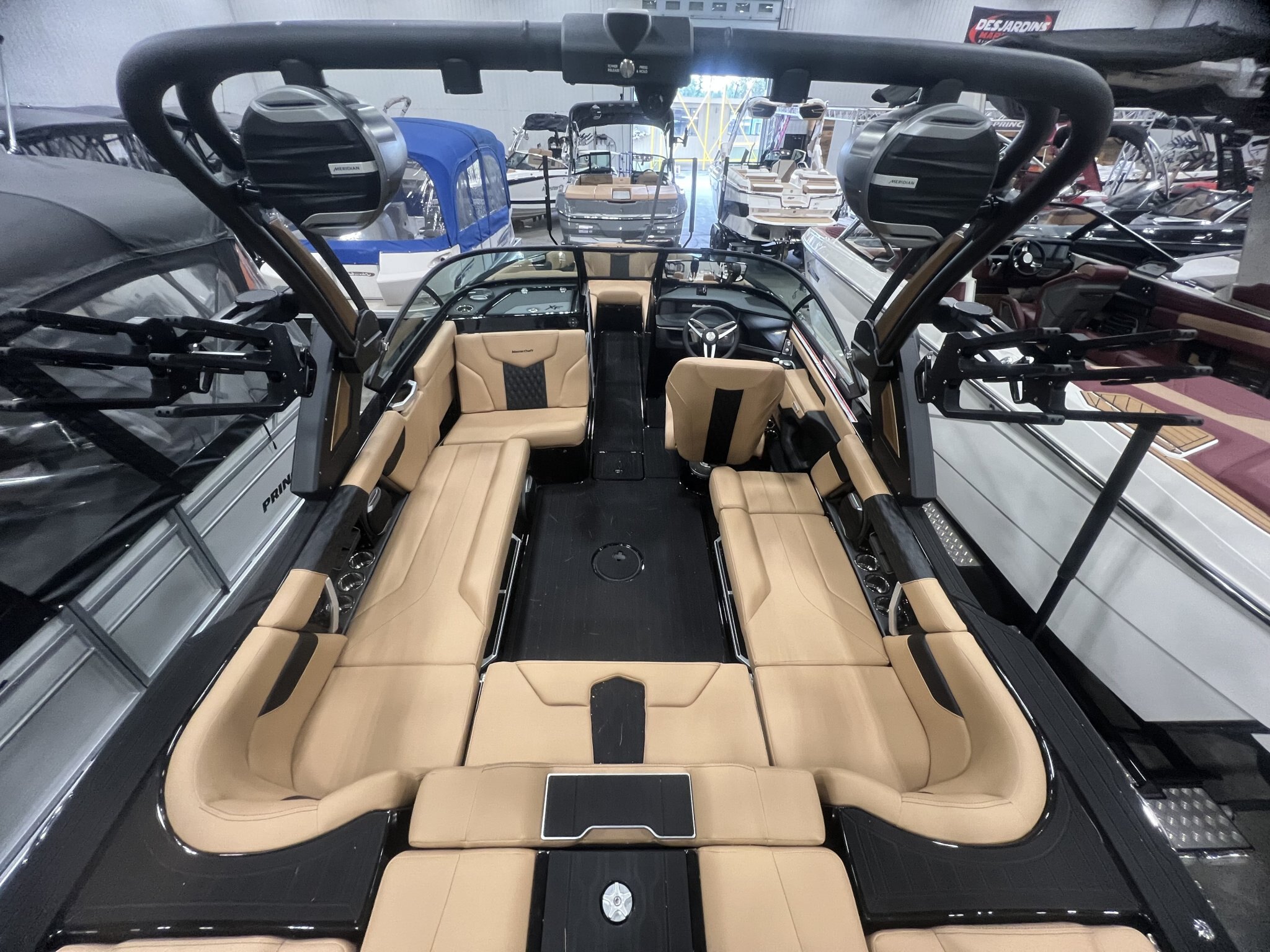 Bateau Mastercraft XT23 2027 Noir sur Tan, Moteur Ilmor 5.3l SurfStar, Complèment Équipé pour le Wakesurf!