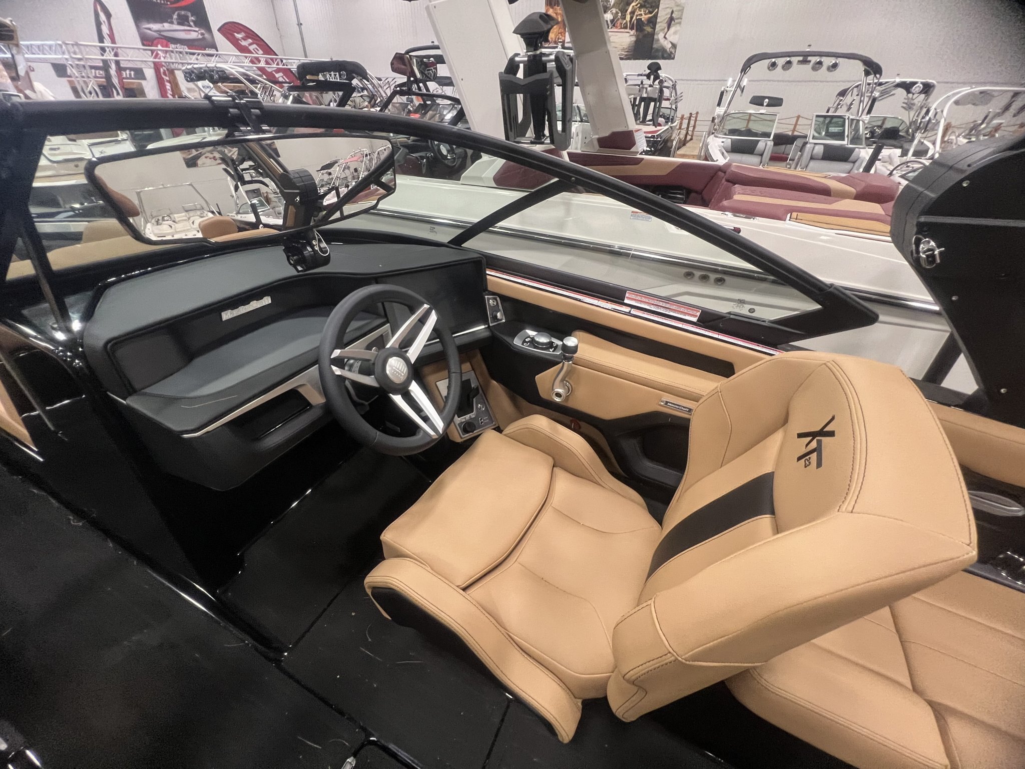 Bateau Mastercraft XT23 2027 Noir sur Tan, Moteur Ilmor 5.3l SurfStar, Complèment Équipé pour le Wakesurf!