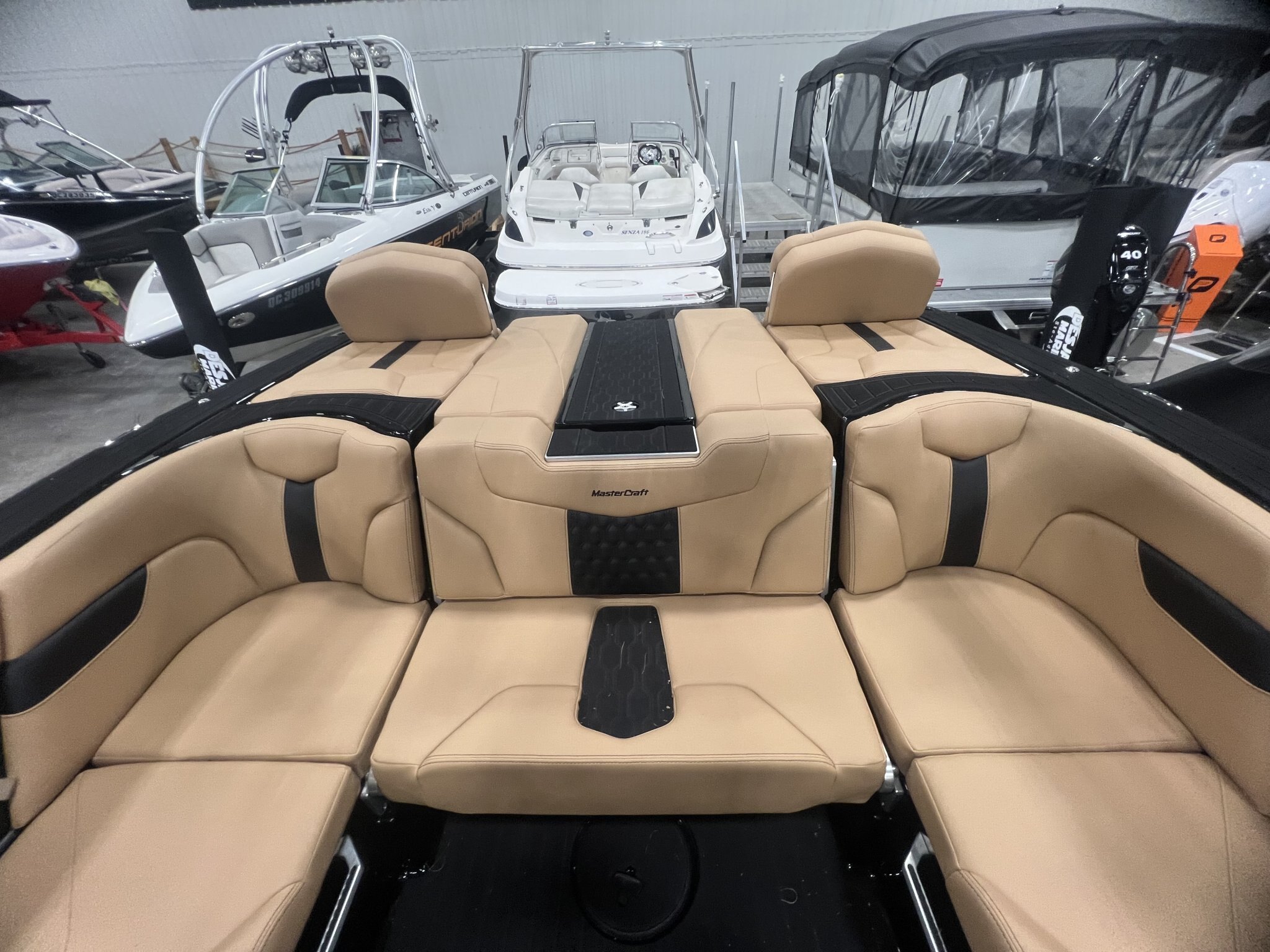 Bateau Mastercraft XT23 2027 Noir sur Tan, Moteur Ilmor 5.3l SurfStar, Complèment Équipé pour le Wakesurf!