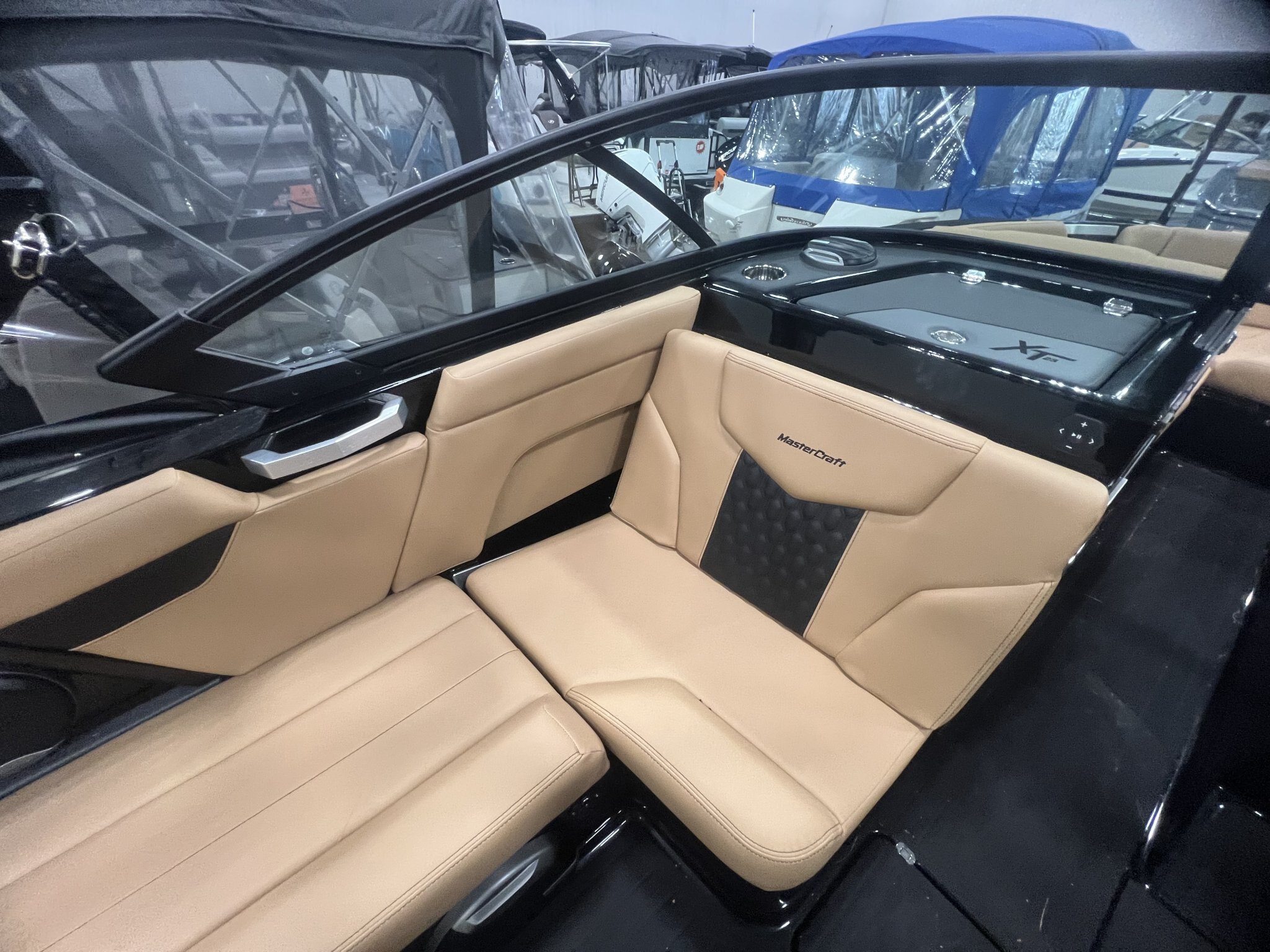 Bateau Mastercraft XT23 2027 Noir sur Tan, Moteur Ilmor 5.3l SurfStar, Complèment Équipé pour le Wakesurf!