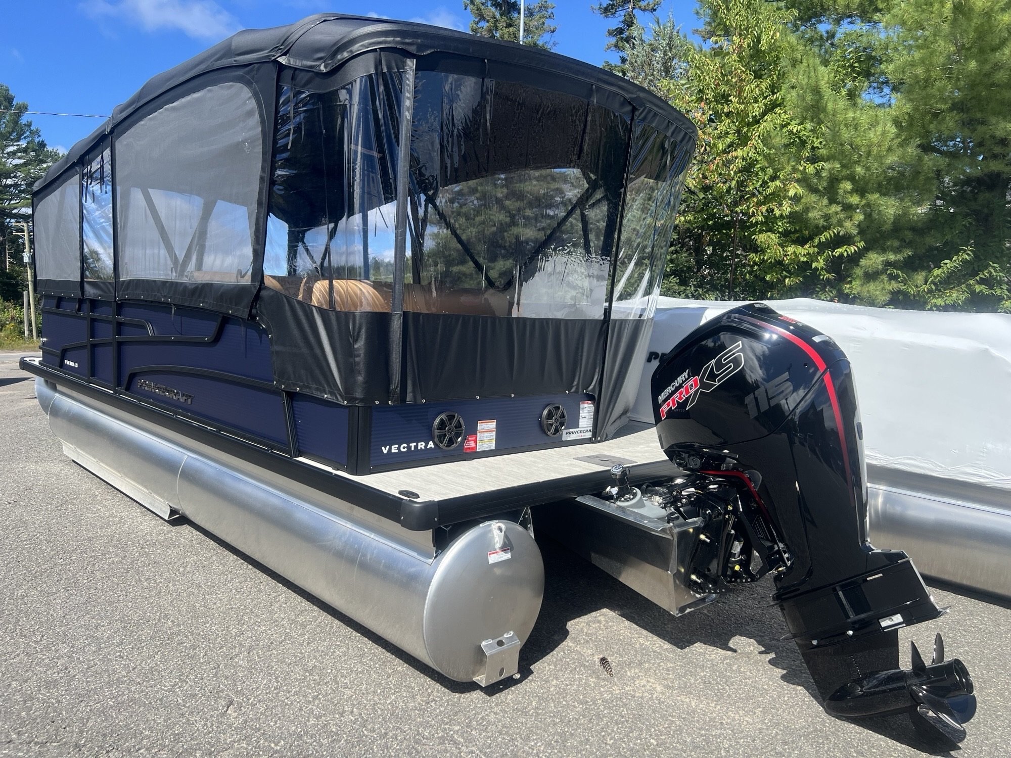 Ponton Princecraft Vectra 23RL 2027 Bleu Minuit sur Tan, Moteur Mercury 115hp Pro XS, Toit Campeur, Table, Sonar, Système de sons Kicker!