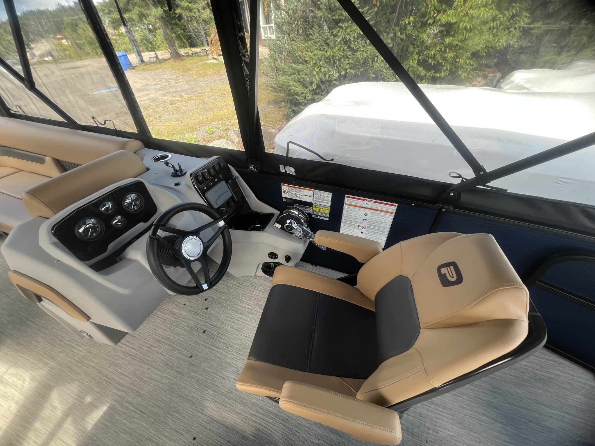 Ponton Princecraft Vectra 23RL 2027 Bleu Minuit sur Tan, Moteur Mercury 115hp Pro XS, Toit Campeur, Table, Sonar, Système de sons Kicker!