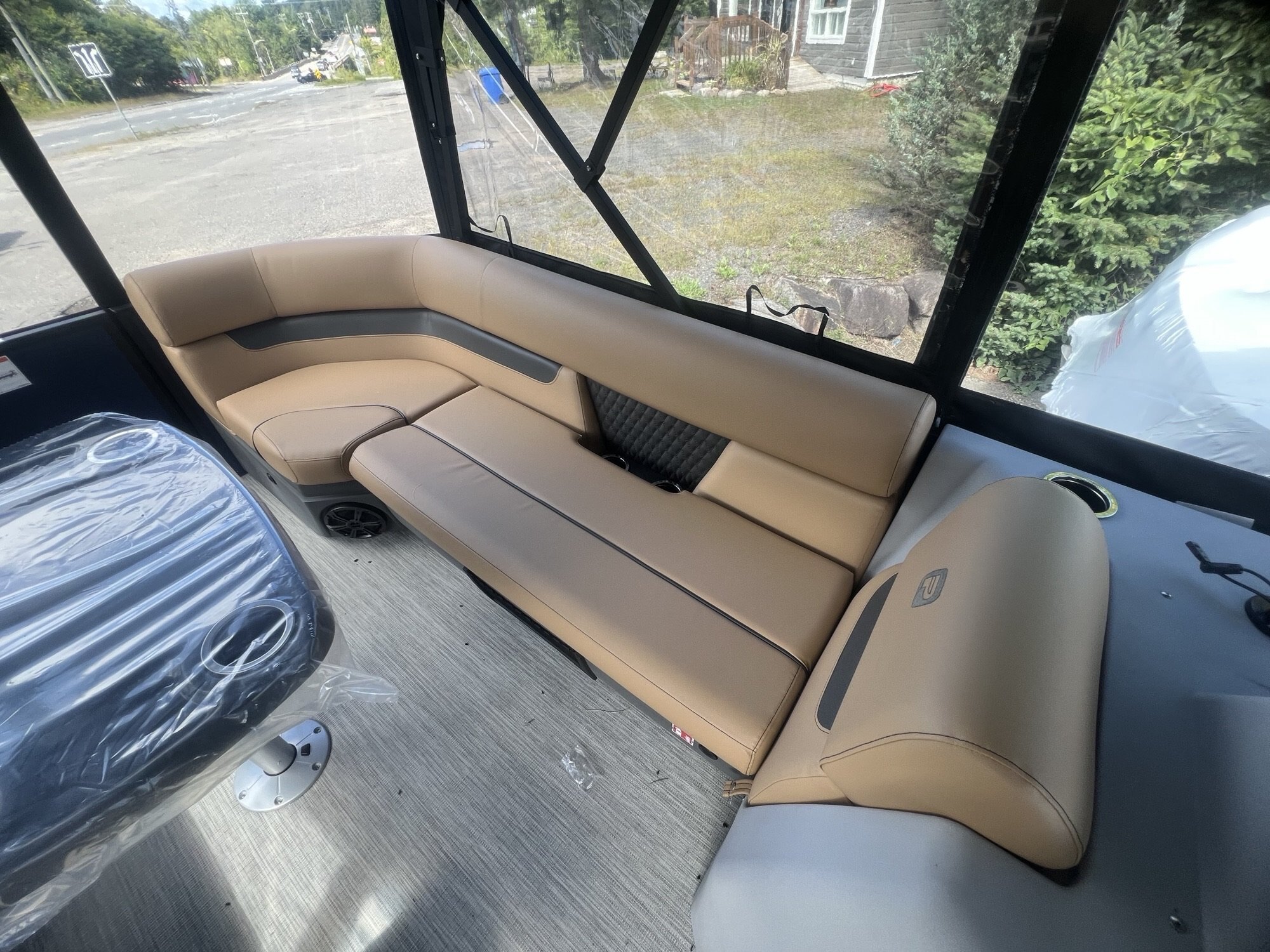 Ponton Princecraft Vectra 23RL 2027 Bleu Minuit sur Tan, Moteur Mercury 115hp Pro XS, Toit Campeur, Table, Sonar, Système de sons Kicker!