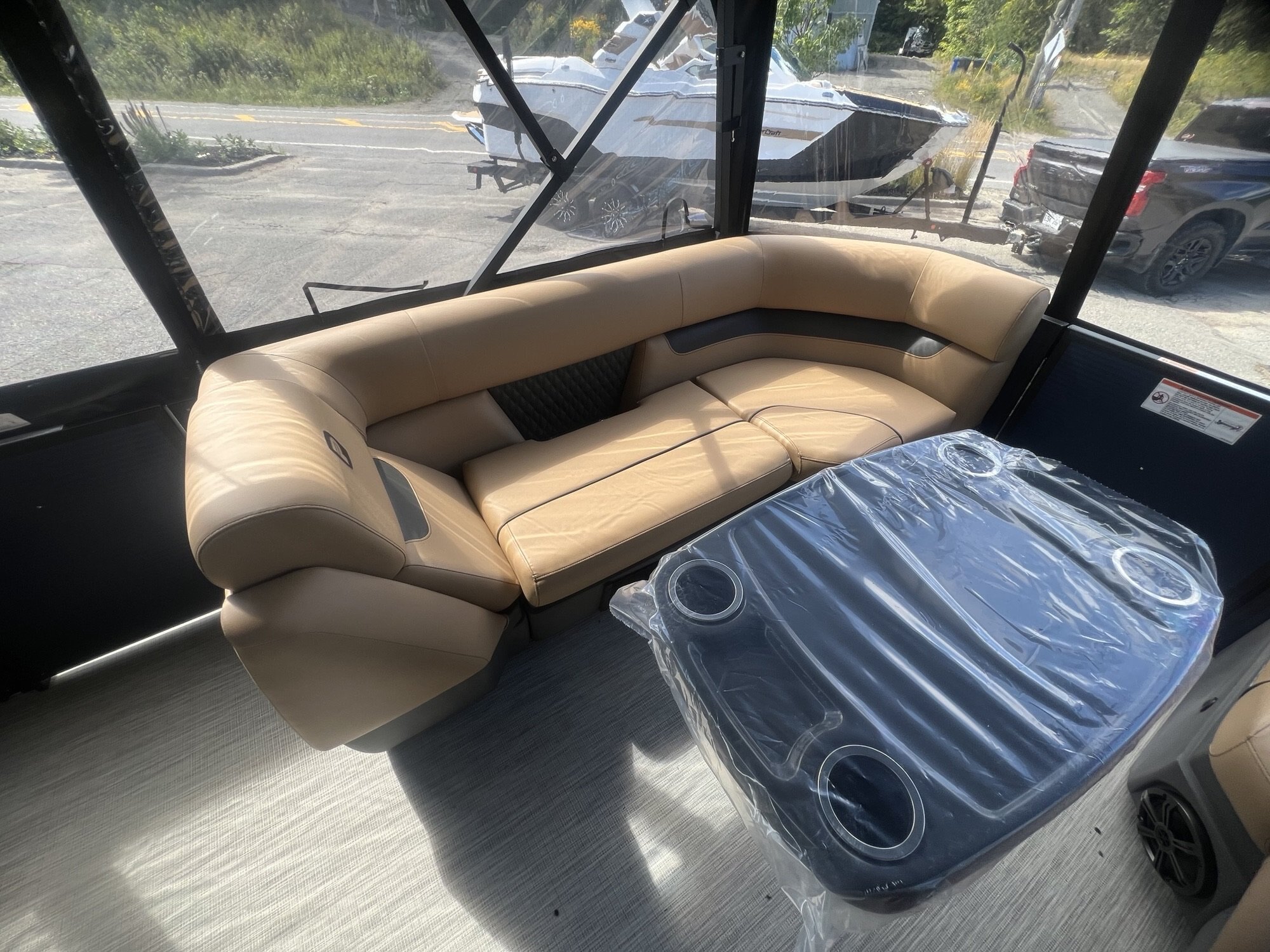 Ponton Princecraft Vectra 23RL 2027 Bleu Minuit sur Tan, Moteur Mercury 115hp Pro XS, Toit Campeur, Table, Sonar, Système de sons Kicker!