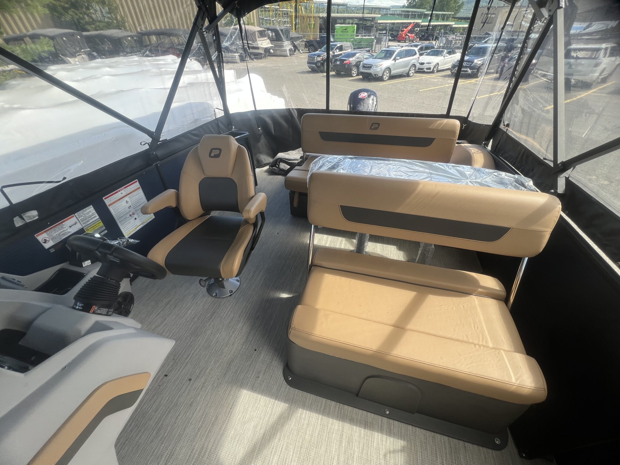 Ponton Princecraft Vectra 23RL 2027 Bleu Minuit sur Tan, Moteur Mercury 115hp Pro XS, Toit Campeur, Table, Sonar, Système de sons Kicker!