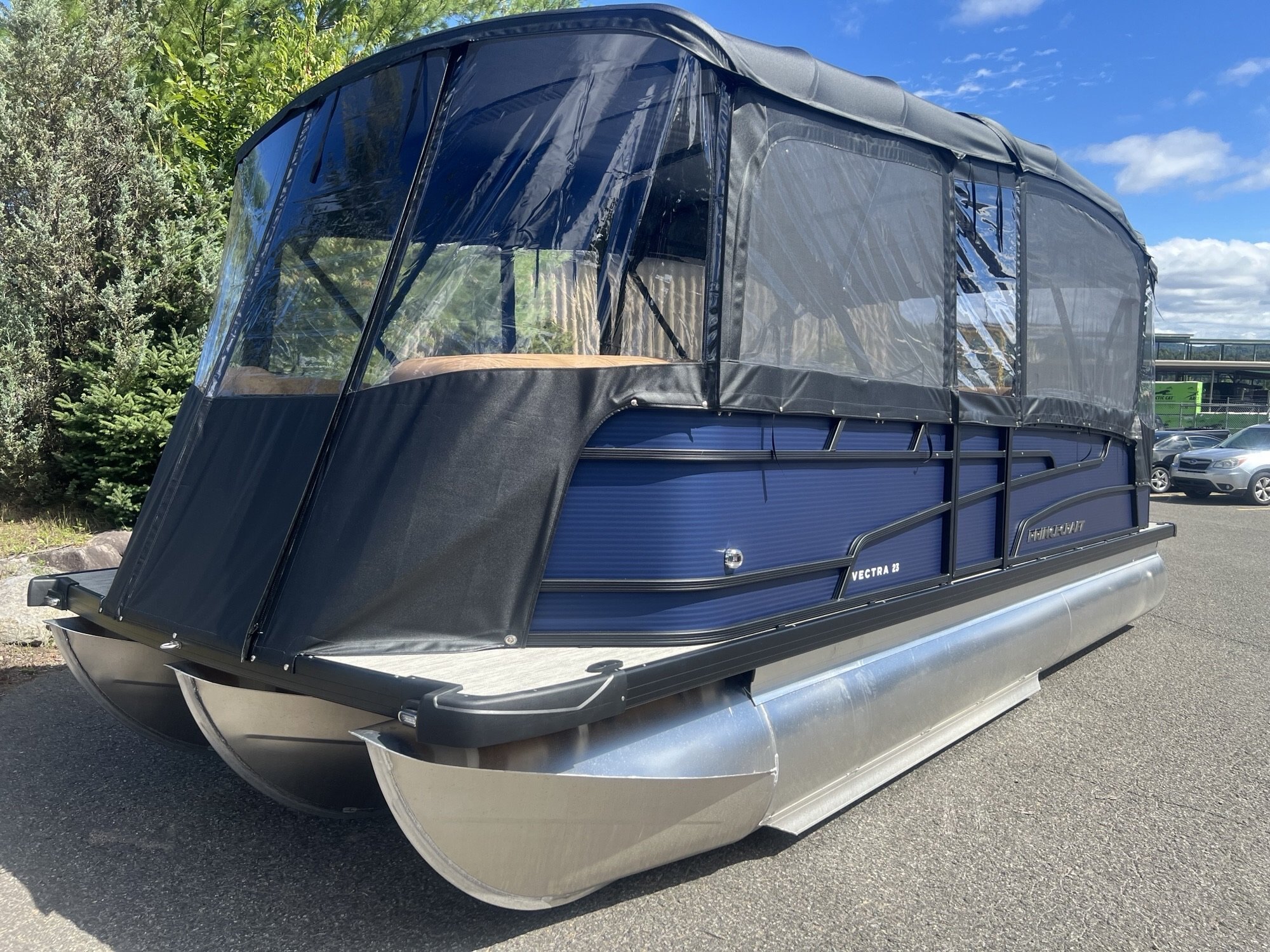 Ponton Princecraft Vectra 23RL 2027 Bleu Minuit sur Tan, Moteur Mercury 115hp Pro XS, Toit Campeur, Table, Sonar, Système de sons Kicker!