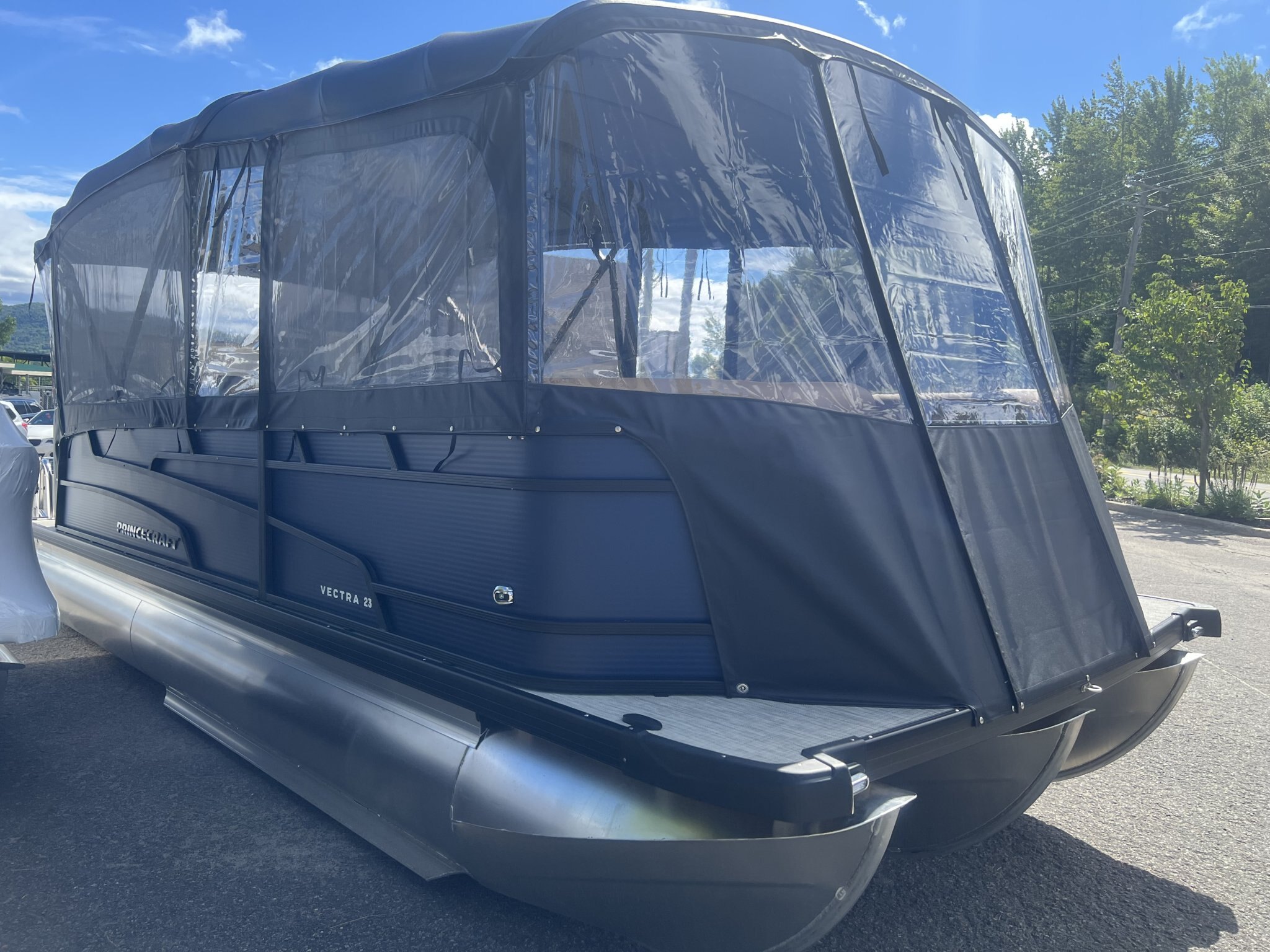 Ponton Princecraft Vectra 23RL 2027 Bleu Minuit sur Tan, Moteur Mercury 115hp Pro XS, Toit Campeur, Table, Sonar, Système de sons Kicker!