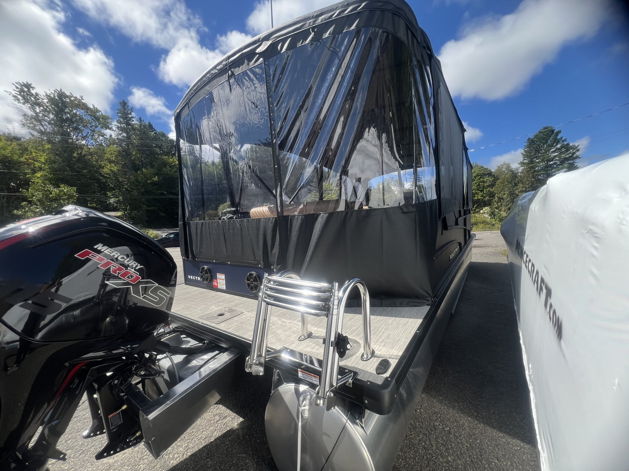 Ponton Princecraft Vectra 23RL 2027 Bleu Minuit sur Tan, Moteur Mercury 115hp Pro XS, Toit Campeur, Table, Sonar, Système de sons Kicker!