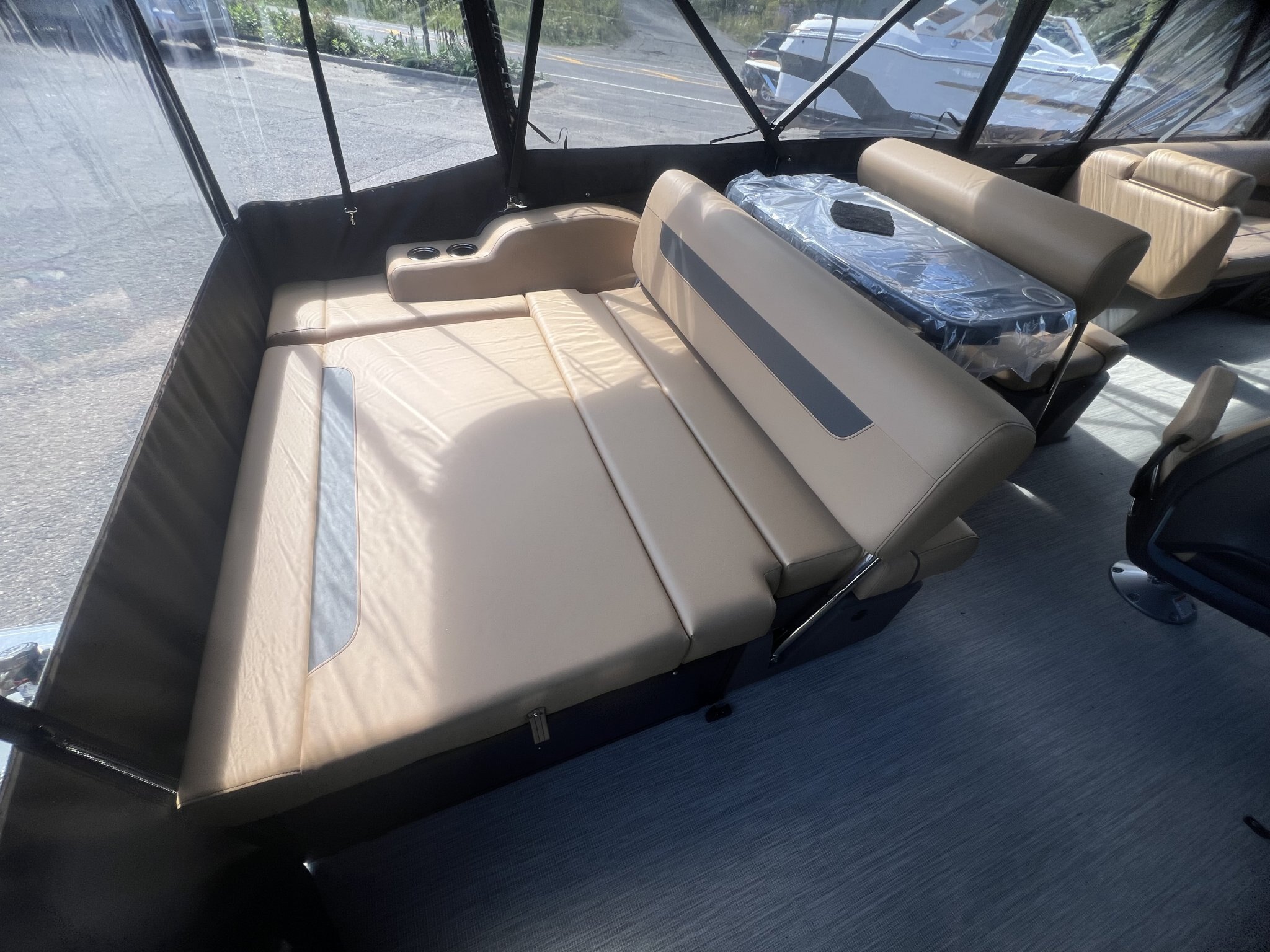 Ponton Princecraft Vectra 23RL 2027 Bleu Minuit sur Tan, Moteur Mercury 115hp Pro XS, Toit Campeur, Table, Sonar, Système de sons Kicker!