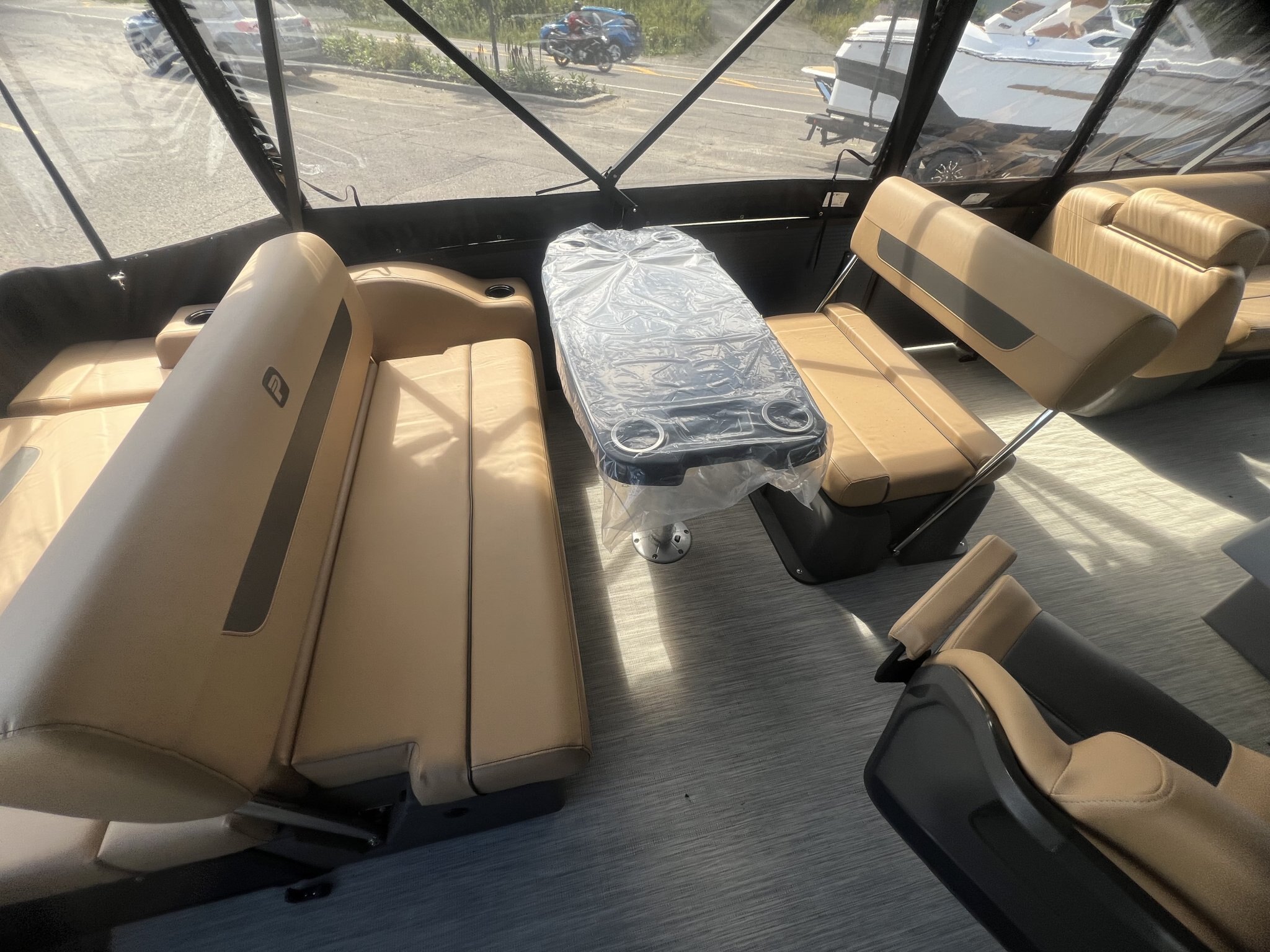 Ponton Princecraft Vectra 23RL 2027 Bleu Minuit sur Tan, Moteur Mercury 115hp Pro XS, Toit Campeur, Table, Sonar, Système de sons Kicker!
