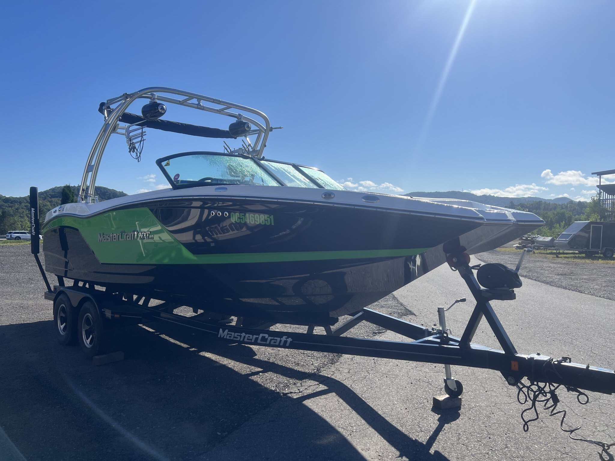 Bateau Mastercraft NXT22 2017 Noir & Vert, Moteur Ilmor 5.7l 325hp avec 575h, Remorque, Complètement Équipé pour le Wakesurf!