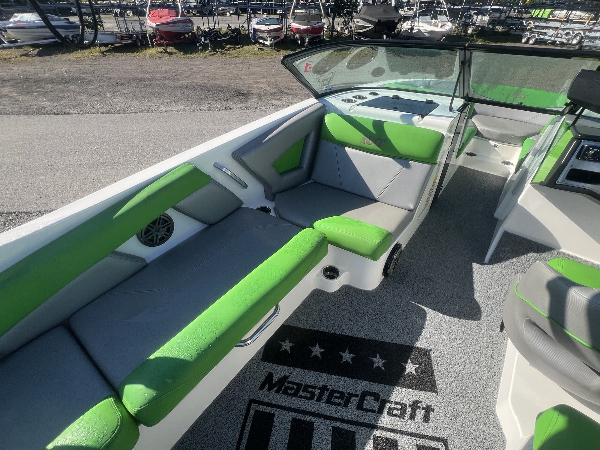 Bateau Mastercraft NXT22 2017 Noir & Vert, Moteur Ilmor 5.7l 325hp avec 575h, Remorque, Complètement Équipé pour le Wakesurf!