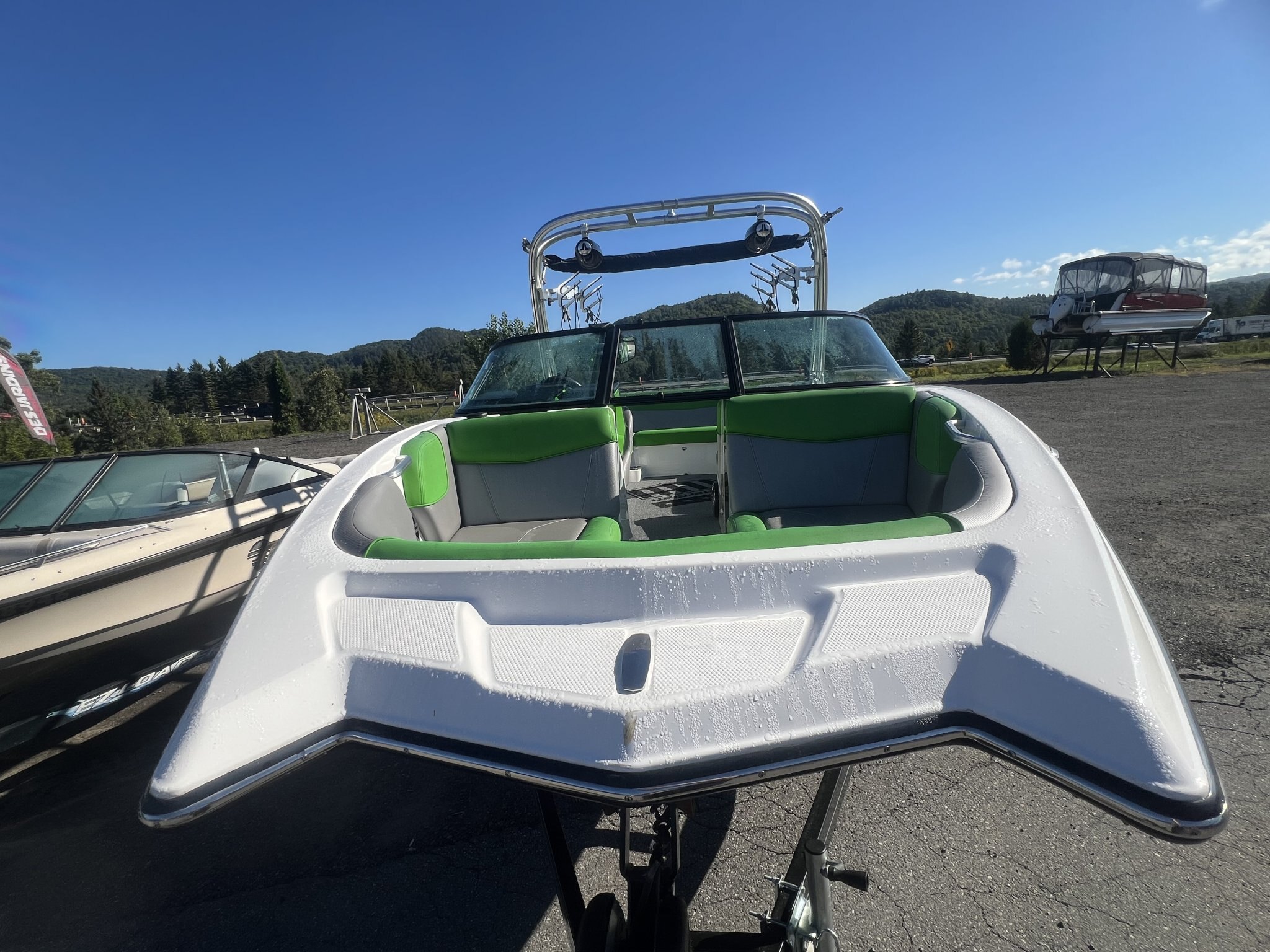 Bateau Mastercraft NXT22 2017 Noir & Vert, Moteur Ilmor 5.7l 325hp avec 575h, Remorque, Complètement Équipé pour le Wakesurf!