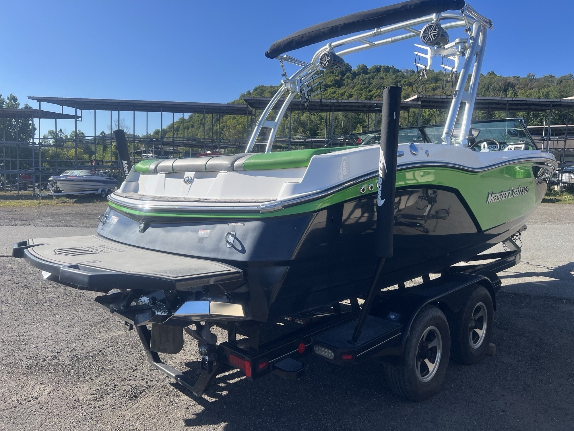 Bateau Mastercraft NXT22 2017 Noir & Vert, Moteur Ilmor 5.7l 325hp avec 575h, Remorque, Complètement Équipé pour le Wakesurf!